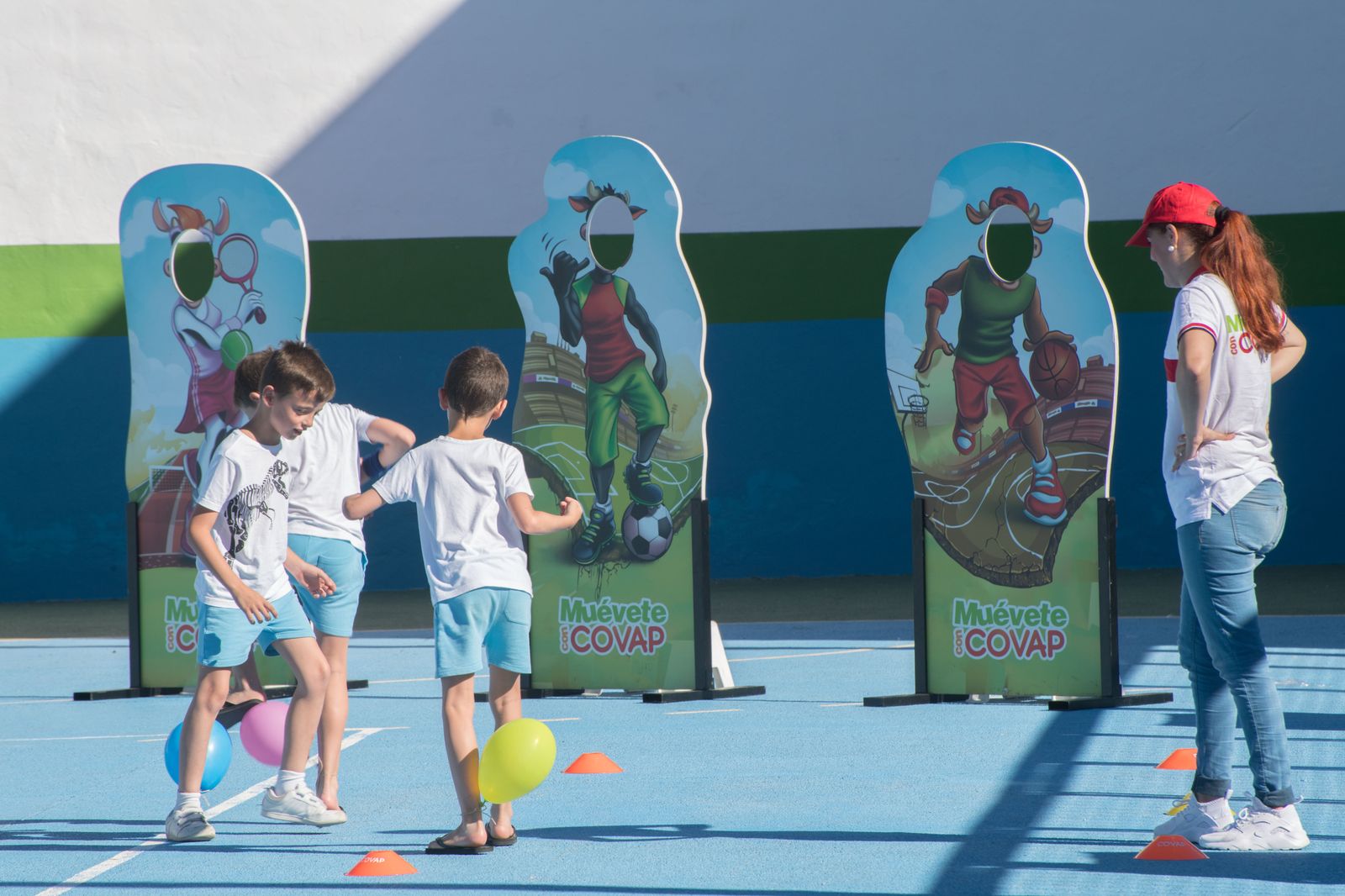 Unos niños se ejercitan en el área Muévete con Covap.