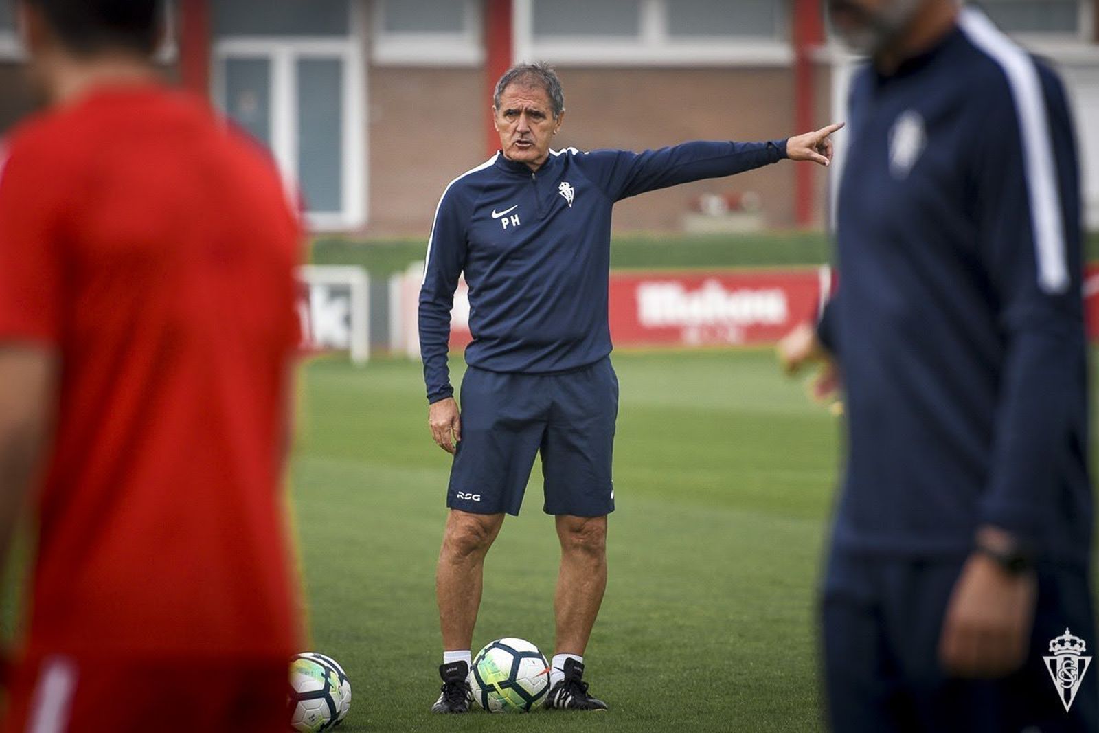 Herrera se dirige a sus pupilos en un entrenamiento.