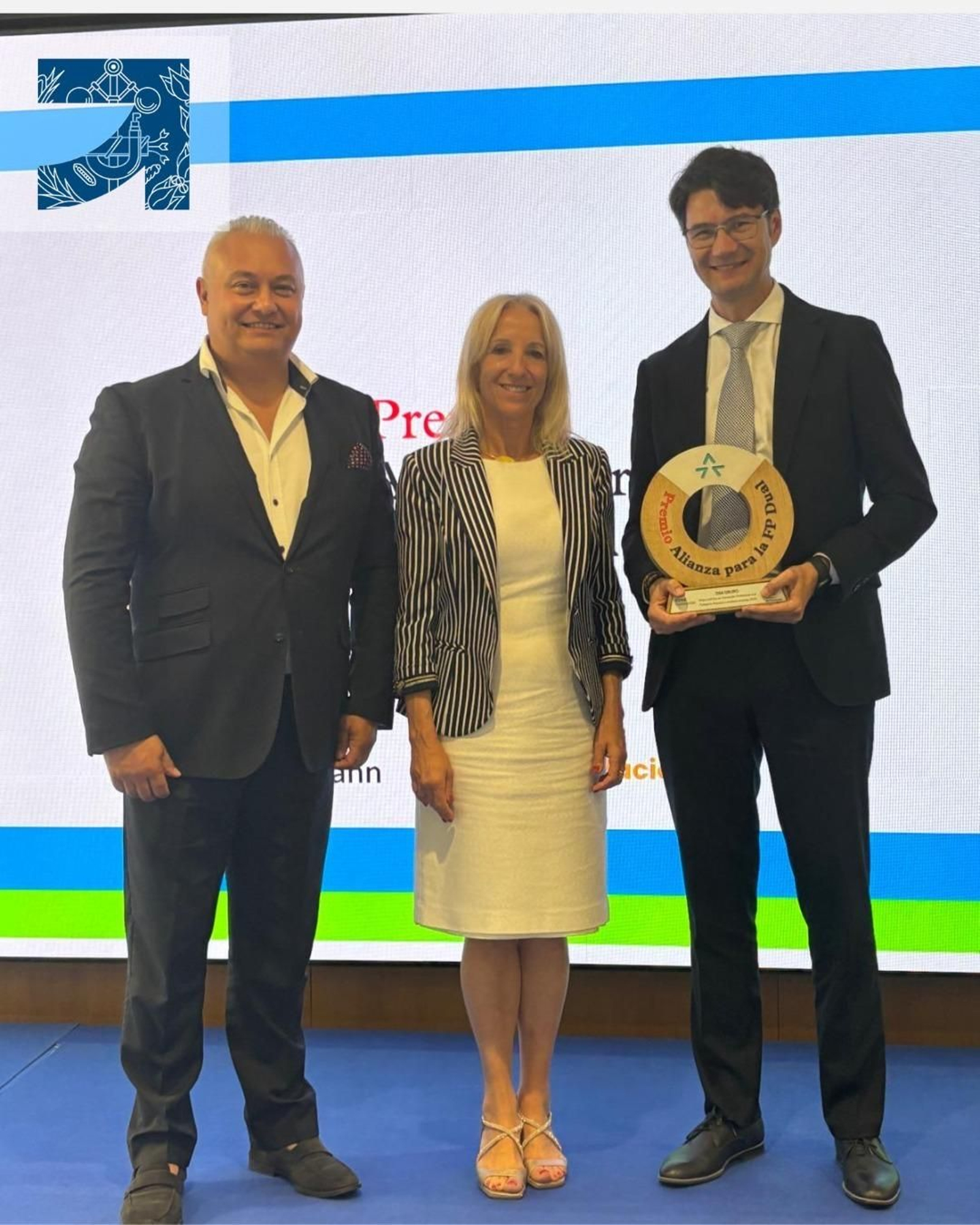 Jacob Jiménez, CEO de DSA Grupo, con el Premio Alianza para la FP Dual en la categoría Pyme.