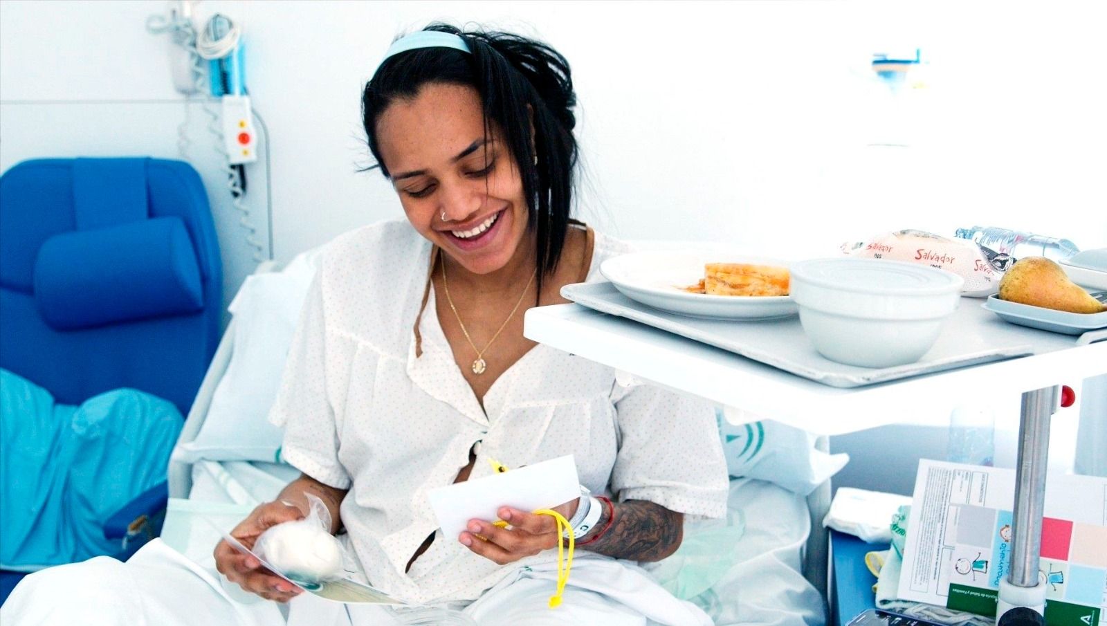 Una paciente disfruta de su regalo de cumpleaños durante su hospitalización