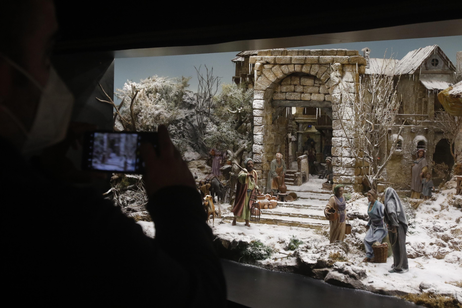 El belén de estilo nórdico de la Fundación Cajasol, en fotografías