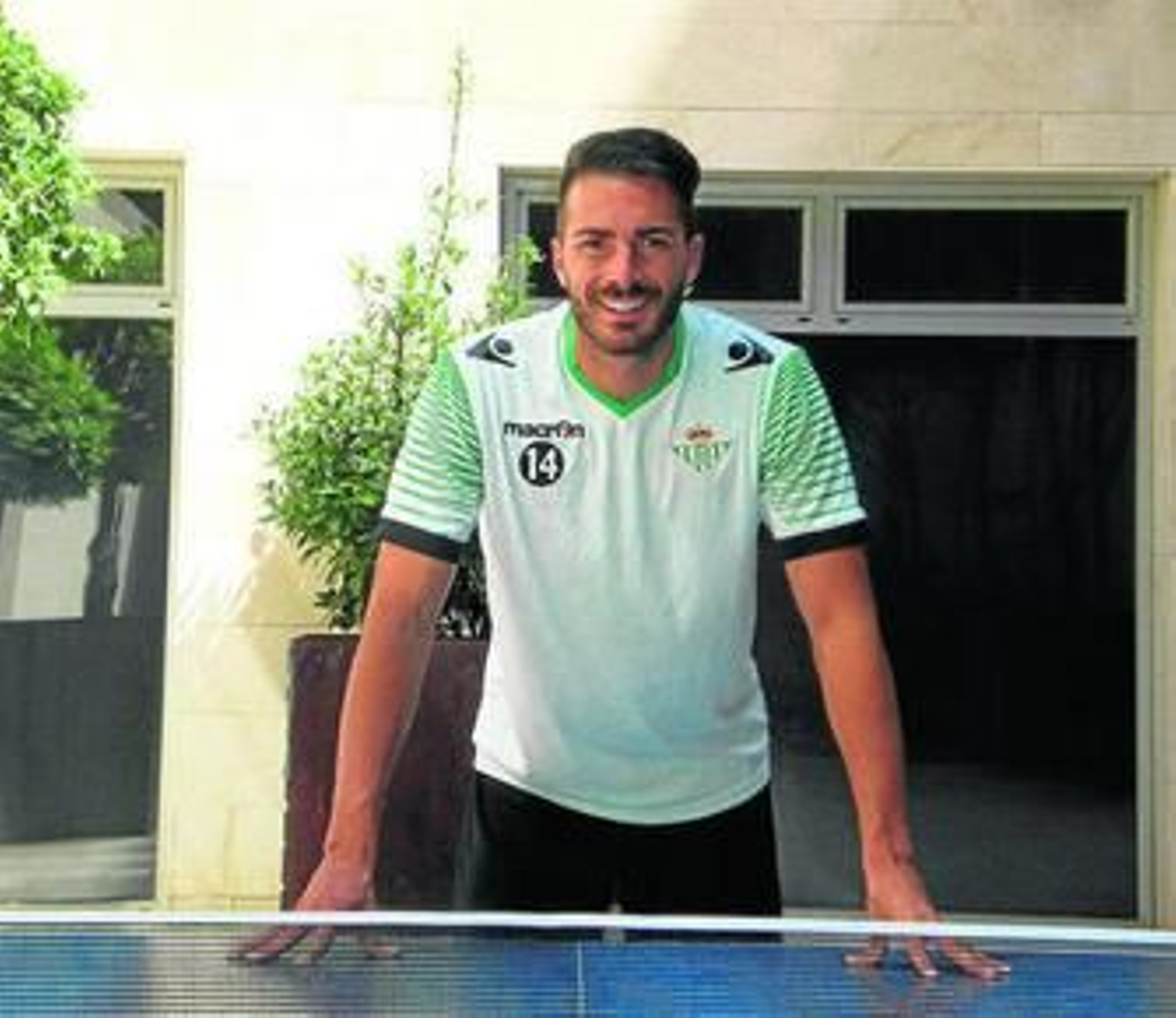 Xavi Torres posa apoyado en una mesa de ping-pong en el hotel de concentración.