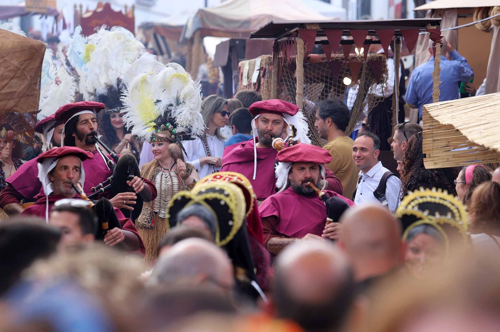 Imágenes del gran ambiente en la Feria Medieval de Palos de la Frontera, Huelva