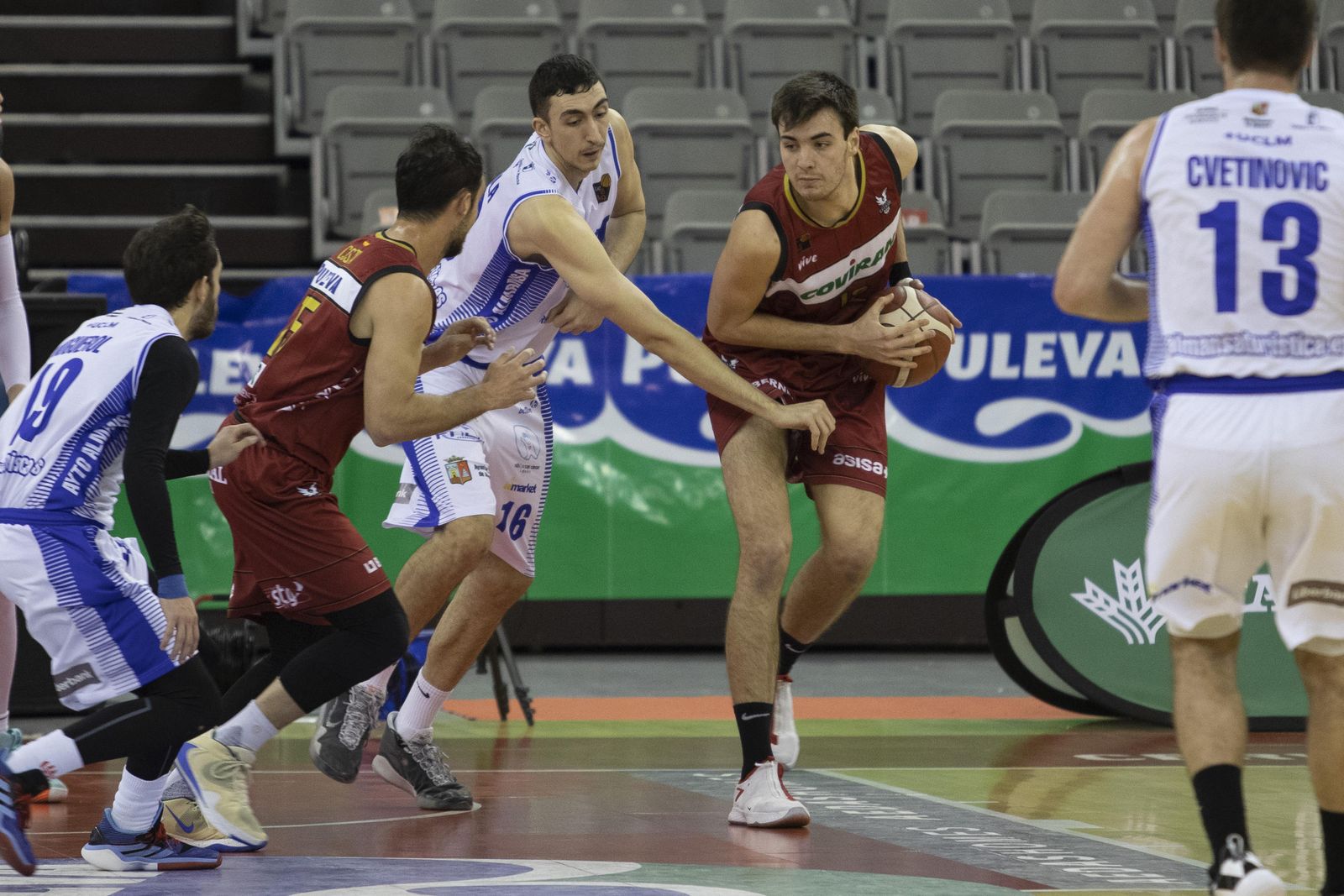El Covirán ganó en un partido muy embarullado.