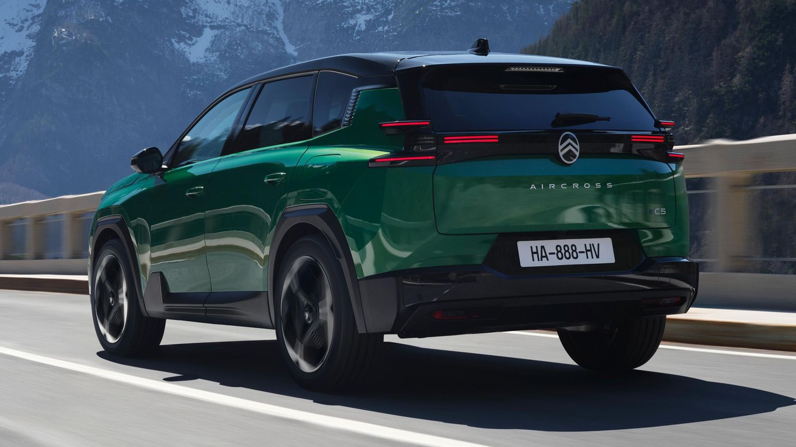 Incialmente la gama la conforman las versiones Hybrid de 145 CV y la eléctrica de 210 CV (154 KW) combinadas con cuatro niveles de equipamiento.