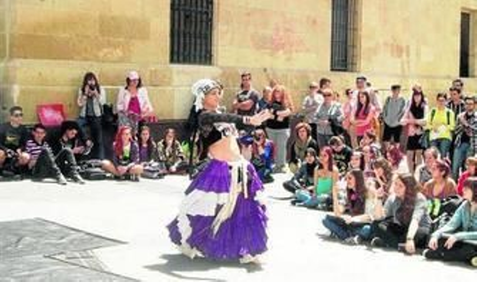 Guille Pasoapaso con su danza tribal en la Plaza Pablo Cazard.