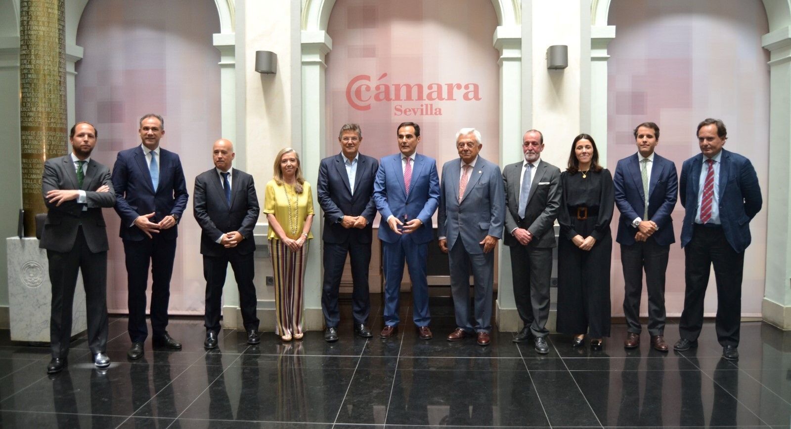 Los protagonistas de la jornada sobre mediación posan en la Cámara de Comercio de Sevilla, este jueves.