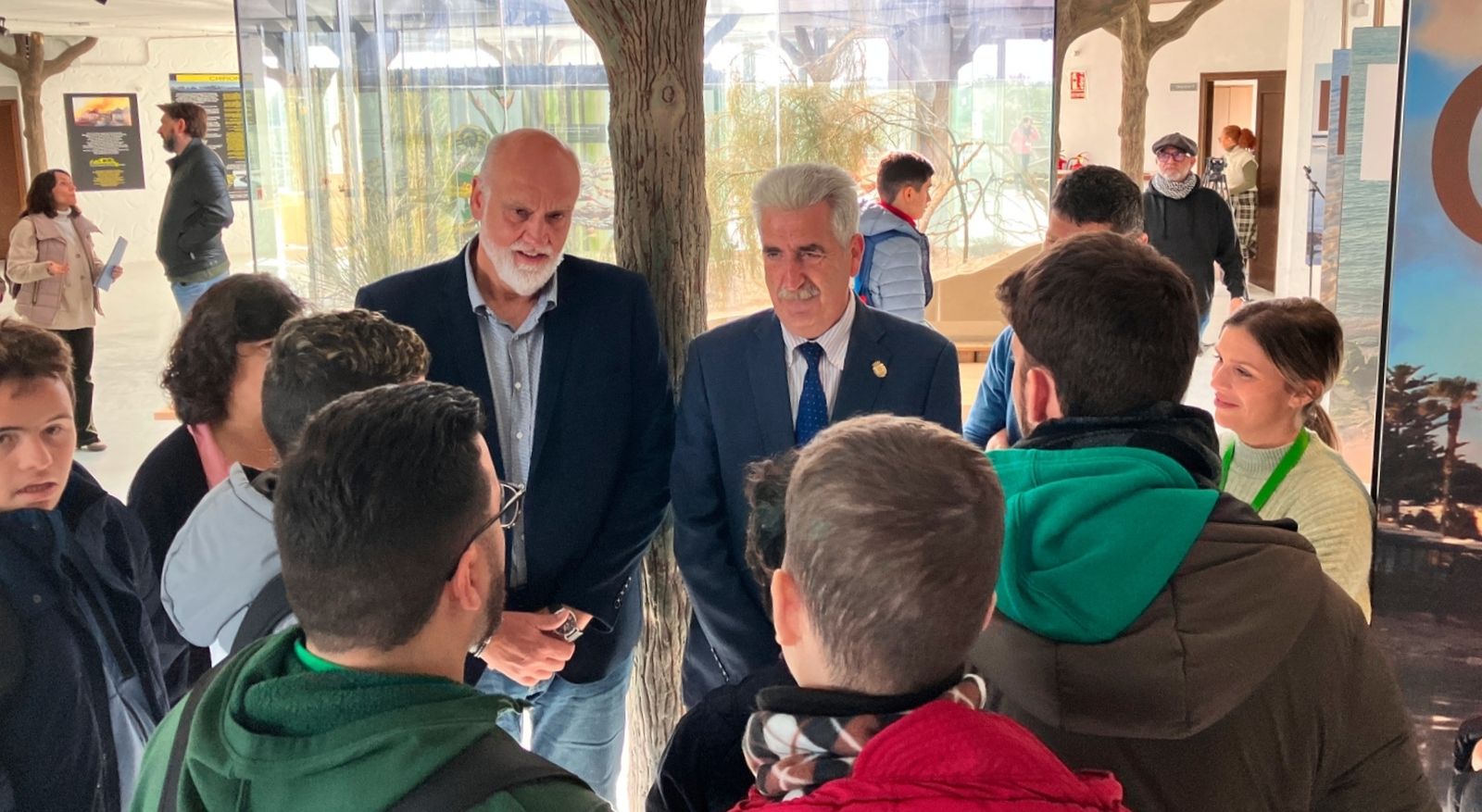 El vicepresidente segundo de la Diputación y el alcalde de Chipiona, conversando este miércoles con escolares en el centro El Camaleón.