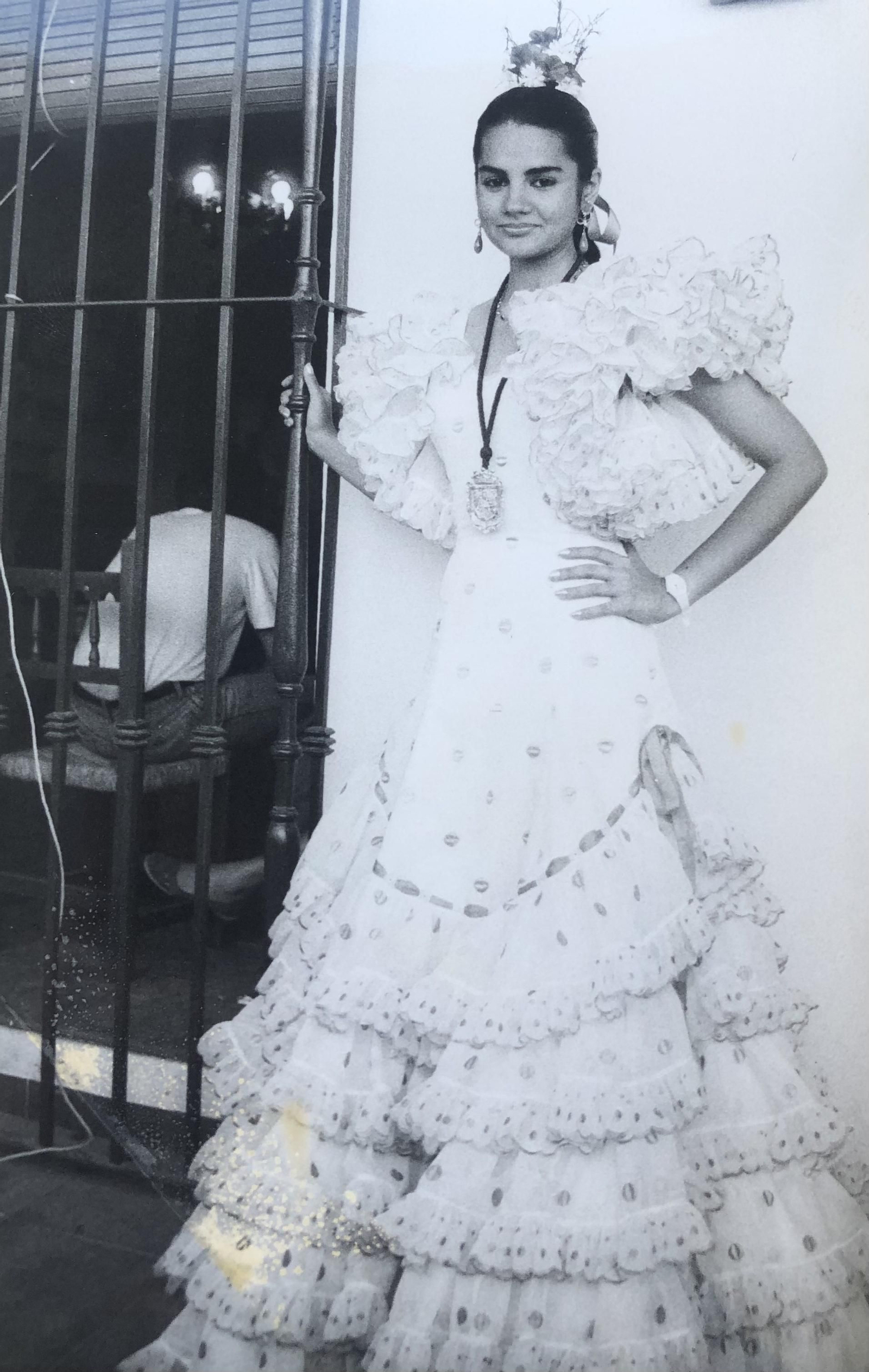 La cantante Silvia Pantoja, muy joven en 1986, con traje flamenca.