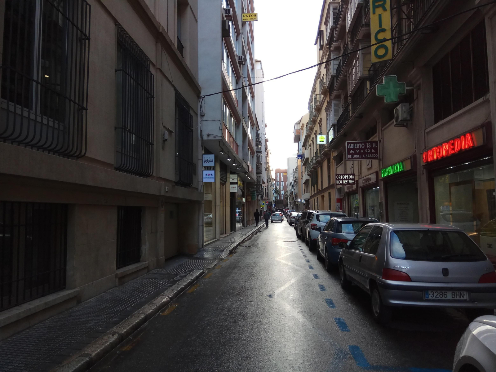 Vehículos estacionados en la calle Vendeja.