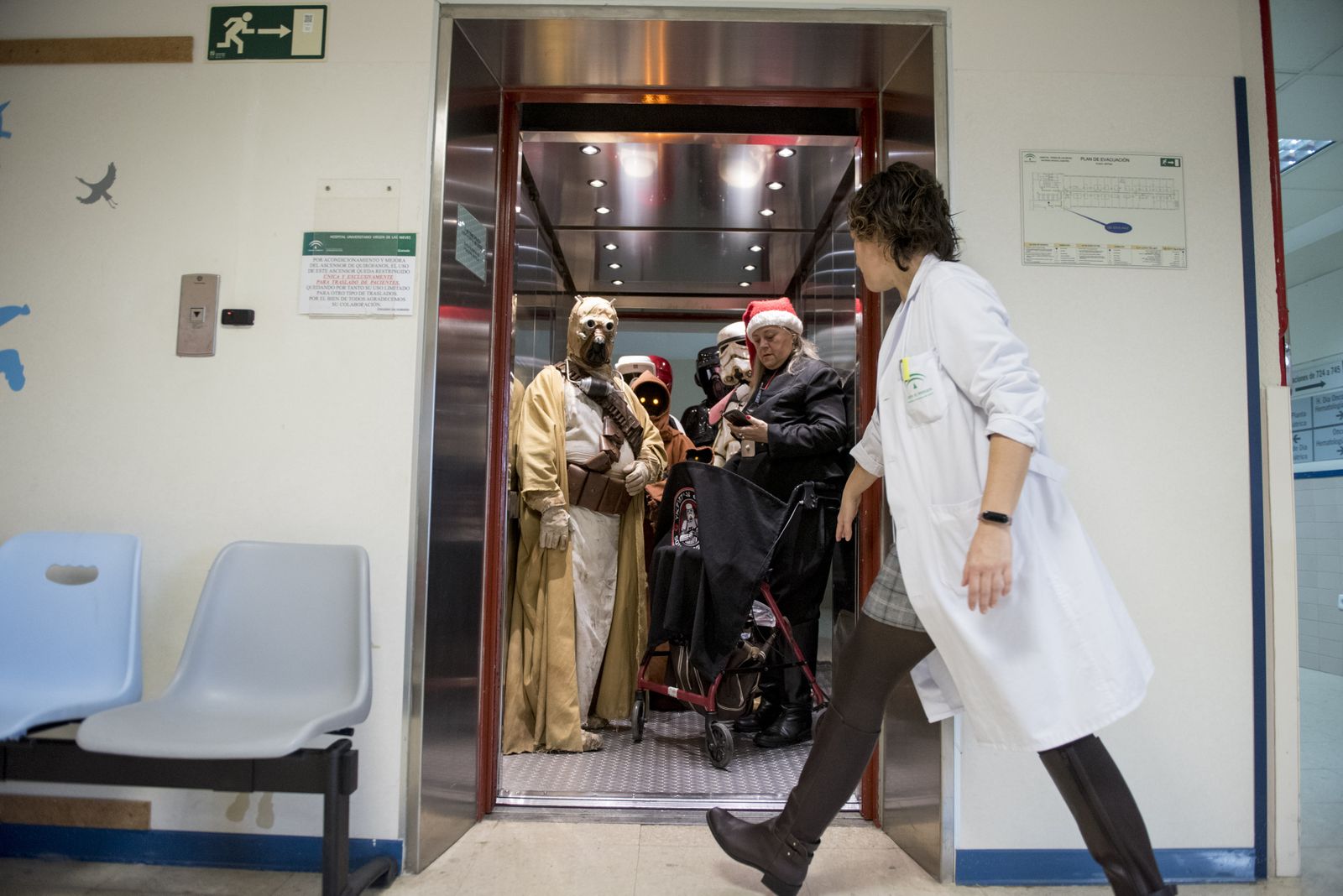 La visita de la Legión 501 de 'Star Wars' al Hospital Materno Infantil de Granada, en imágenes