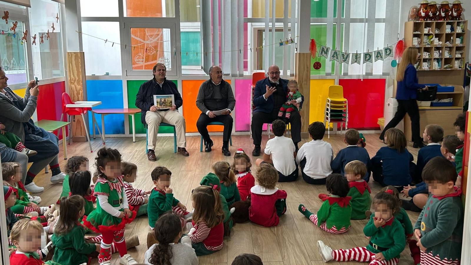 José Ignacio Landaluce -en el centro- junto a Javier Vazquez Hueso -a su derecha-, el pasado viernes, en una guardería de Algeciras.