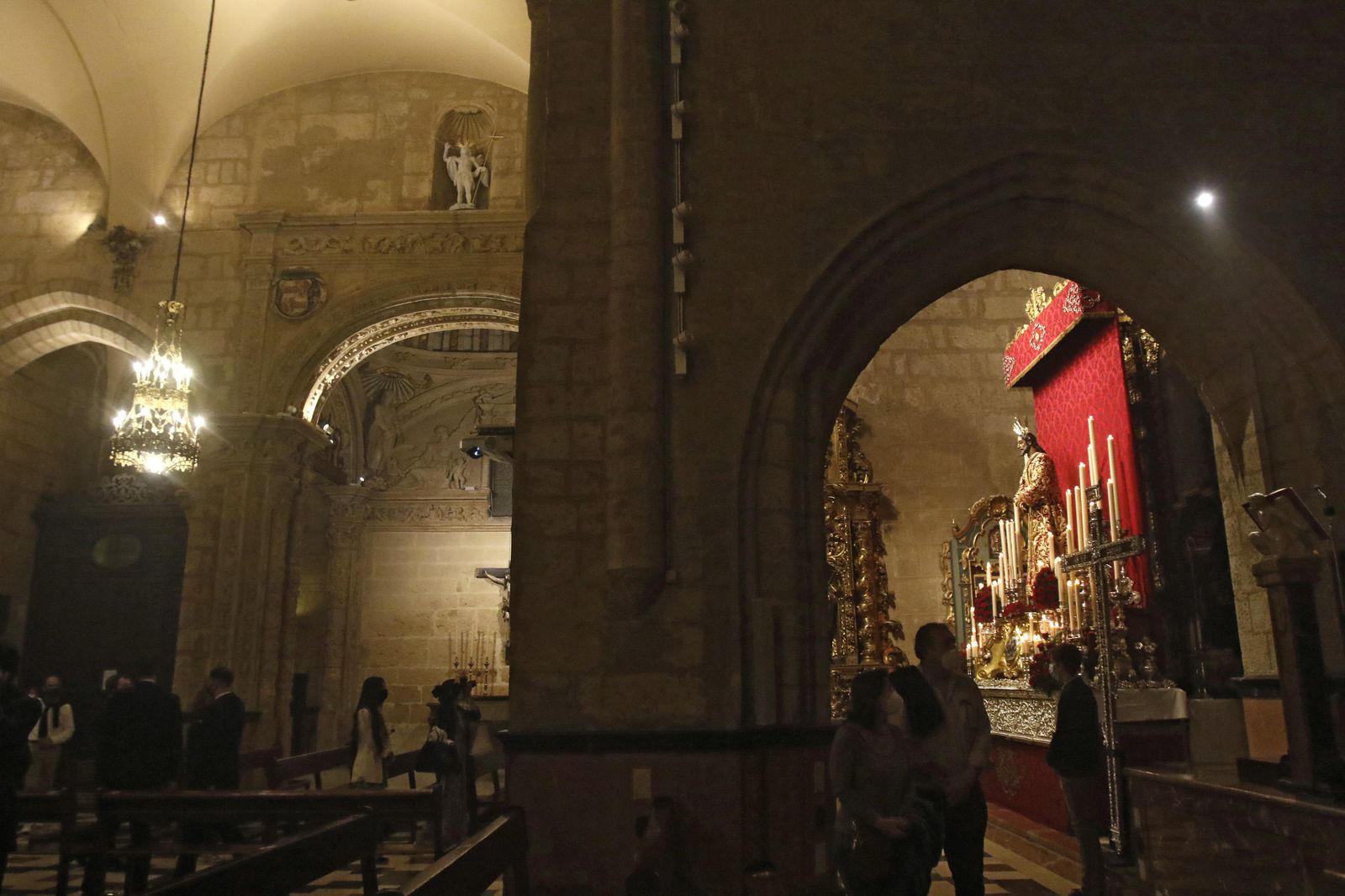 El Señor de la Sentencia, entre los arcos de la iglesia de San Nicolás.