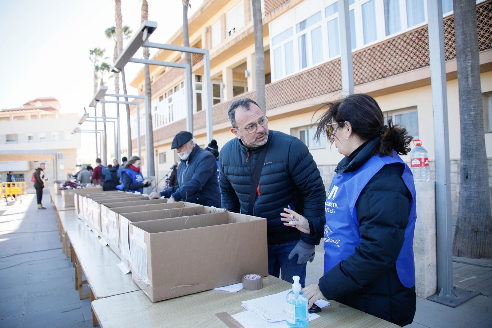 Imágenes del reparto de Parras en Alhama de Almería