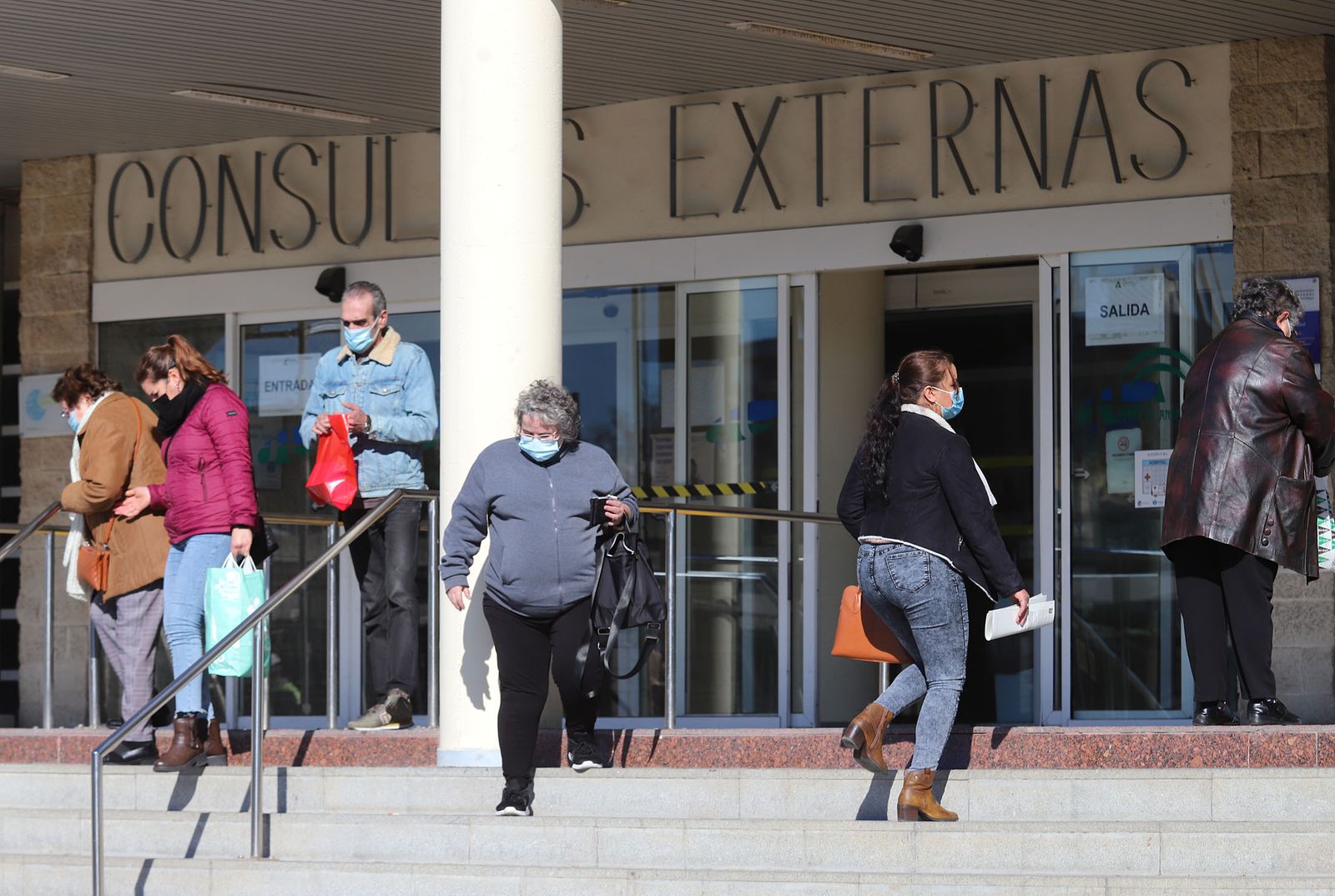 Puerta de consultas externas del hospital Infanta Elena.