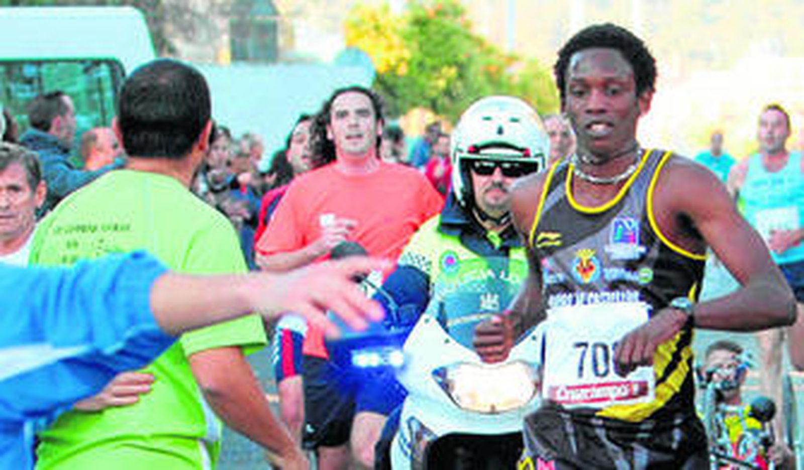 Mauri del Castillo entra como vencedor en la línea de meta del Parque Figueroa.