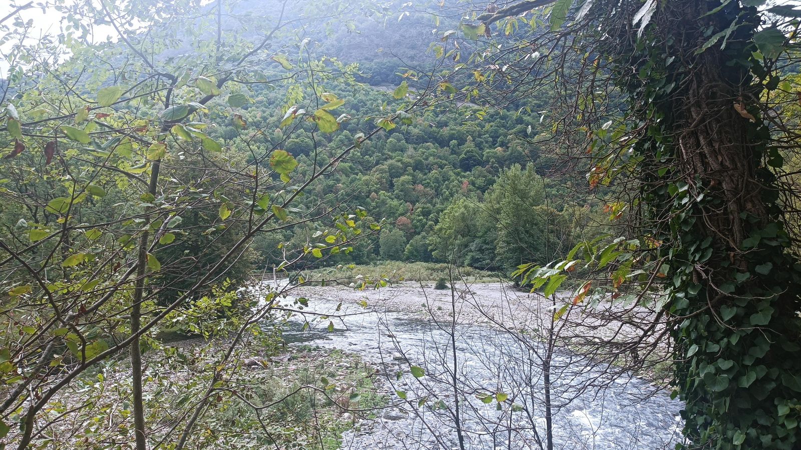 En todo momento vamos a oír el rumor del río.