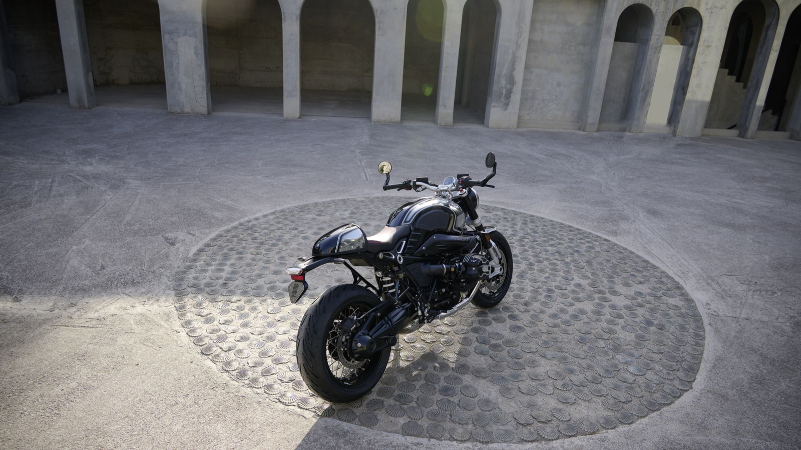 La combinación de negro y cromados son la clave que domina en esta moto.