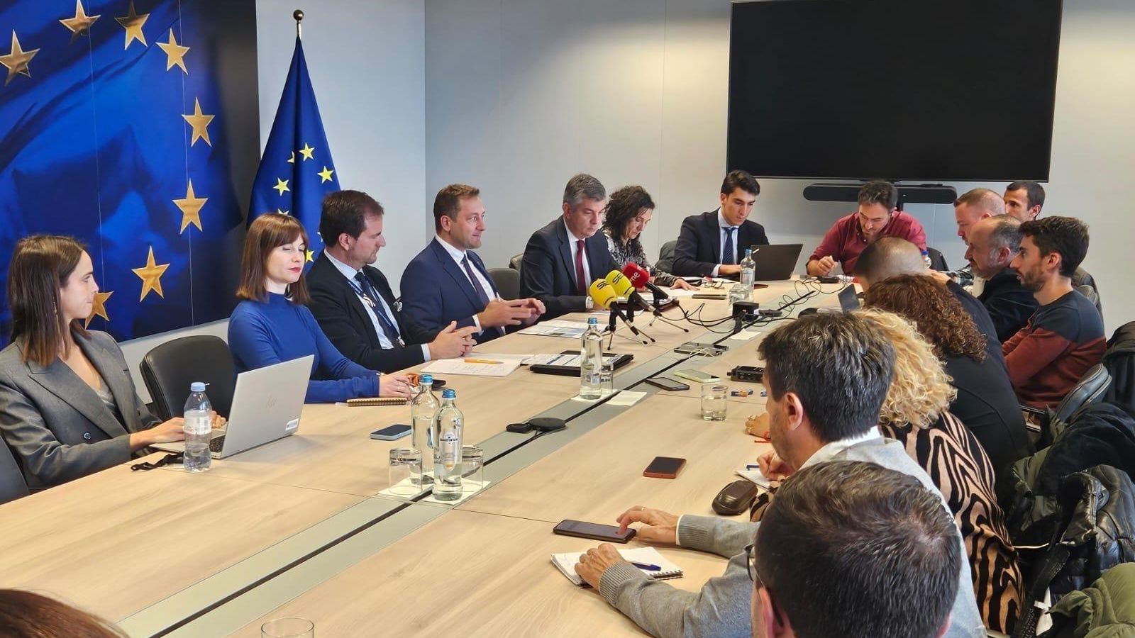 Christophe Hansen, comisario de Agricultura, atiende a los periodistas españoles.