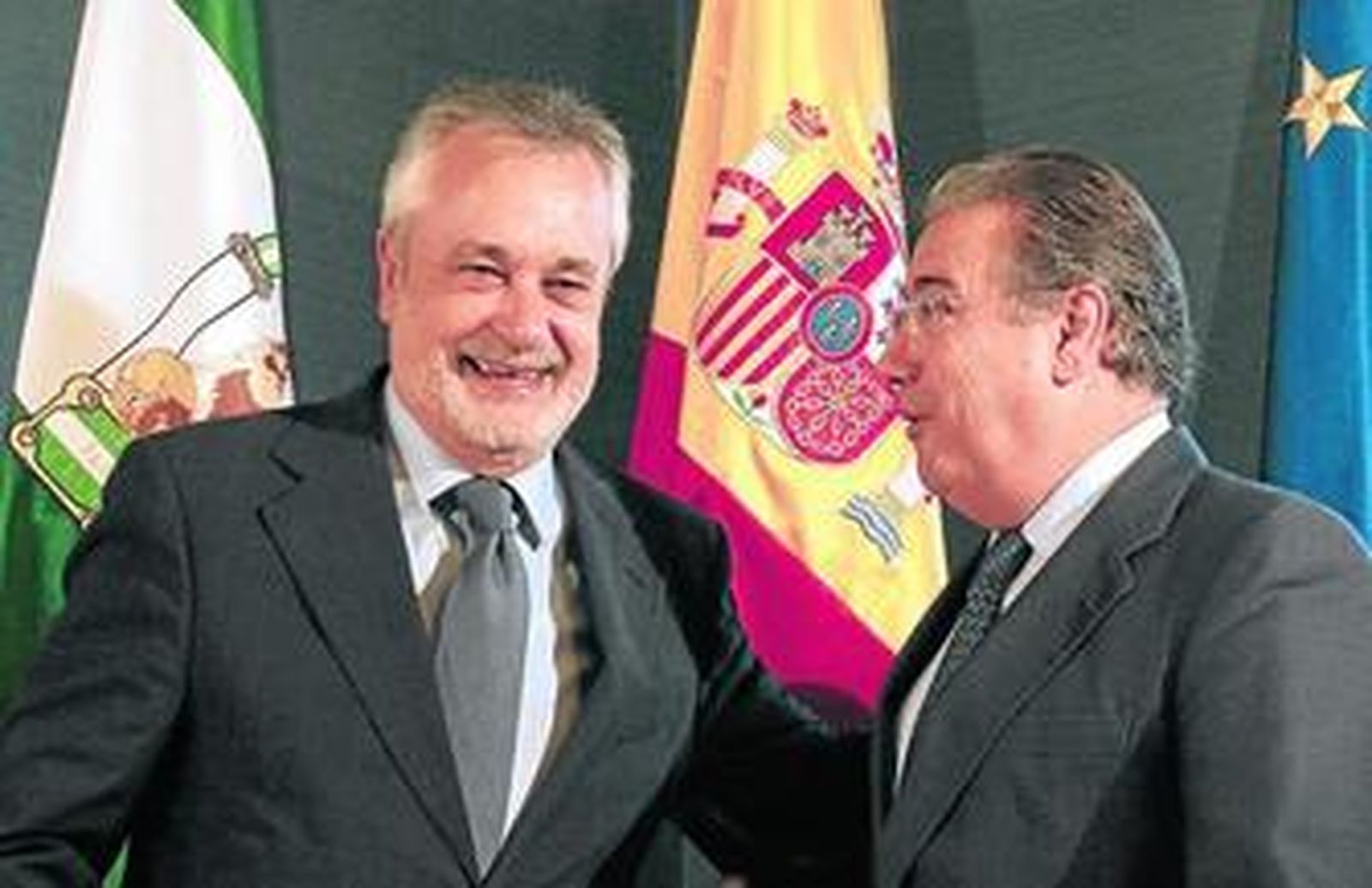 Zoido bromea con Griñán antes de la reunión que celebraron en el Palacio de San Telmo de Sevilla.