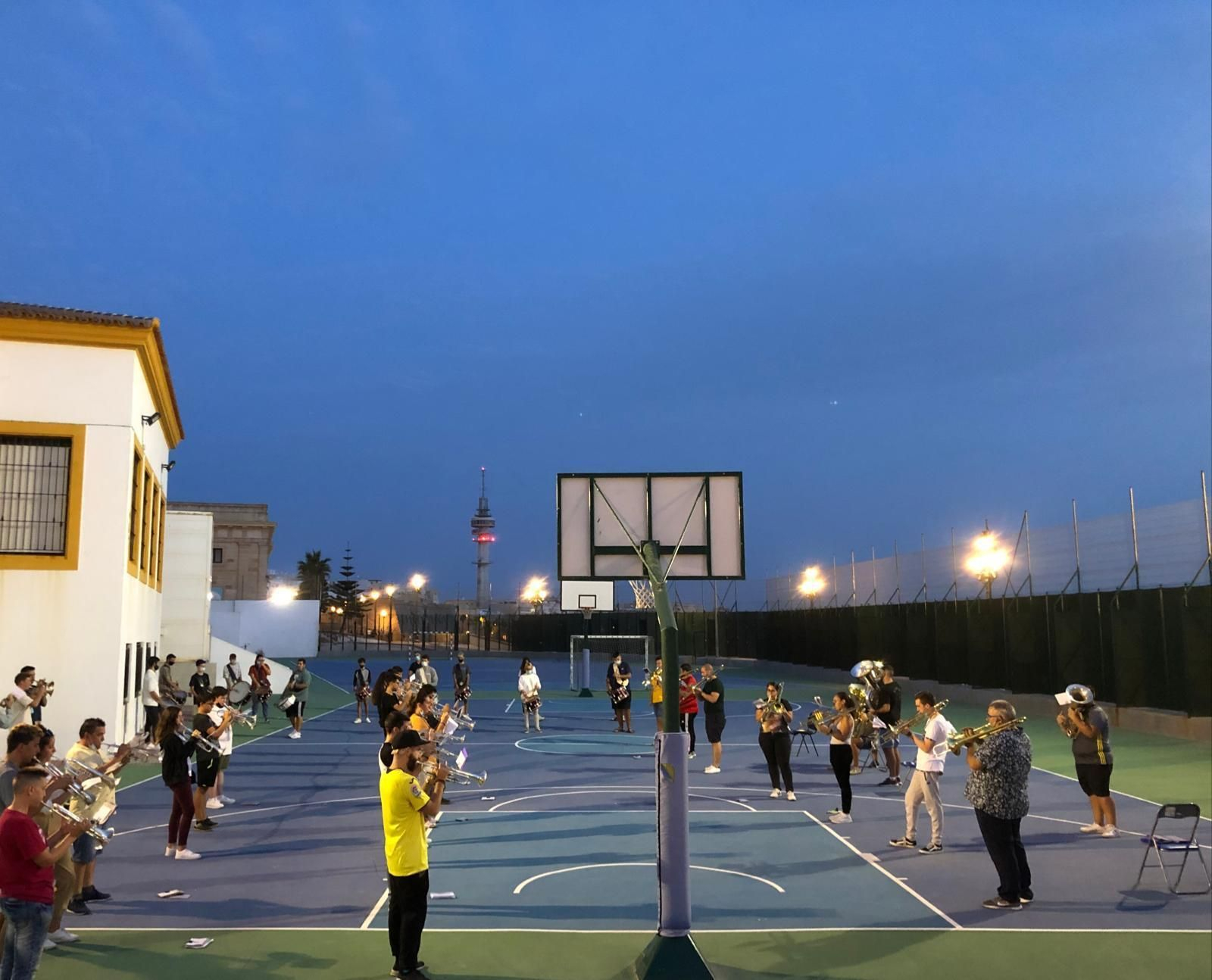 Ensayo de la agrupación musical de la Salud en el patio del colegio Campo del Sur.