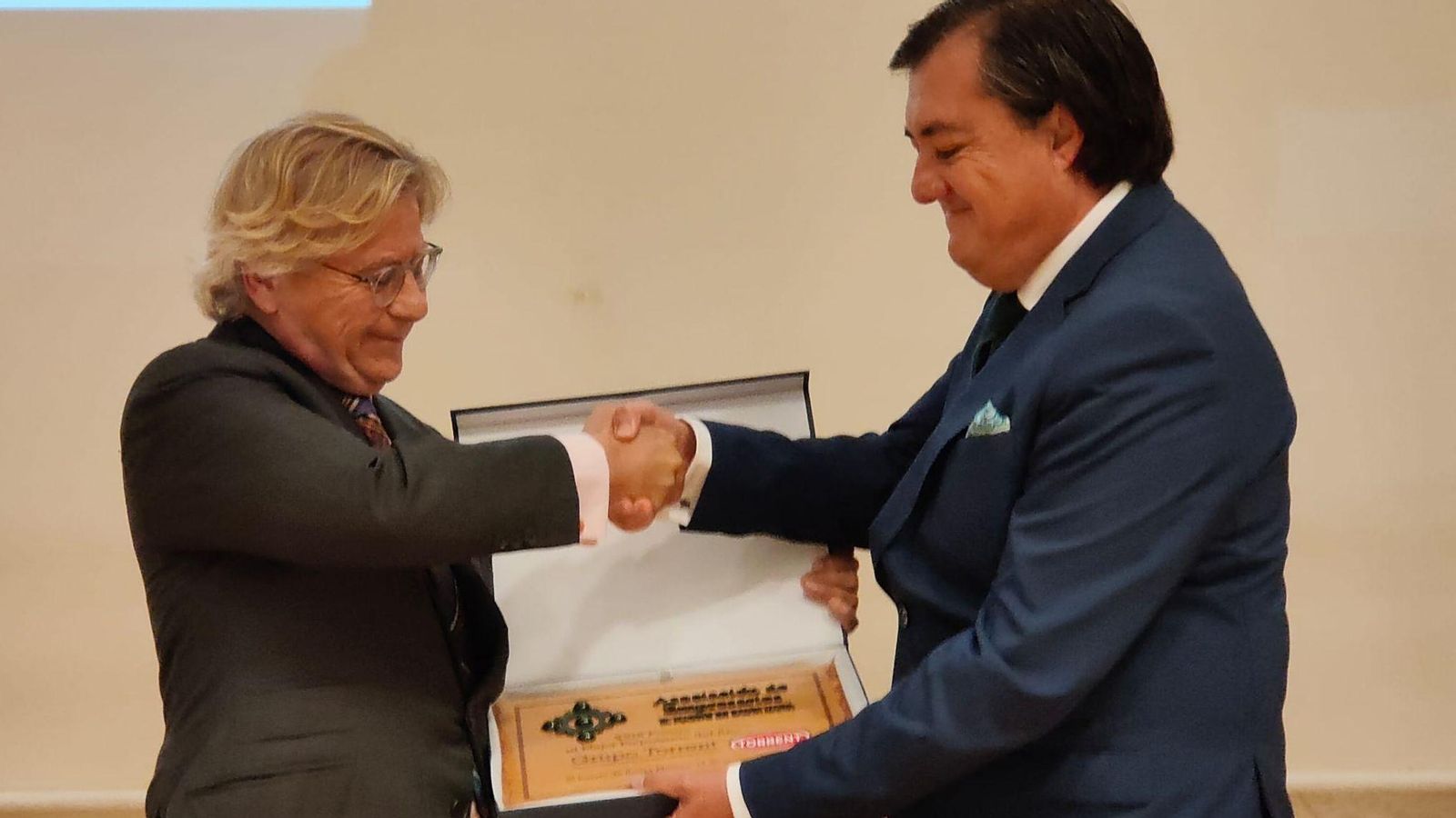 David Torrent, recogiendo el premio de manos de Gonzalo Ganaza, presidente de la asociación.