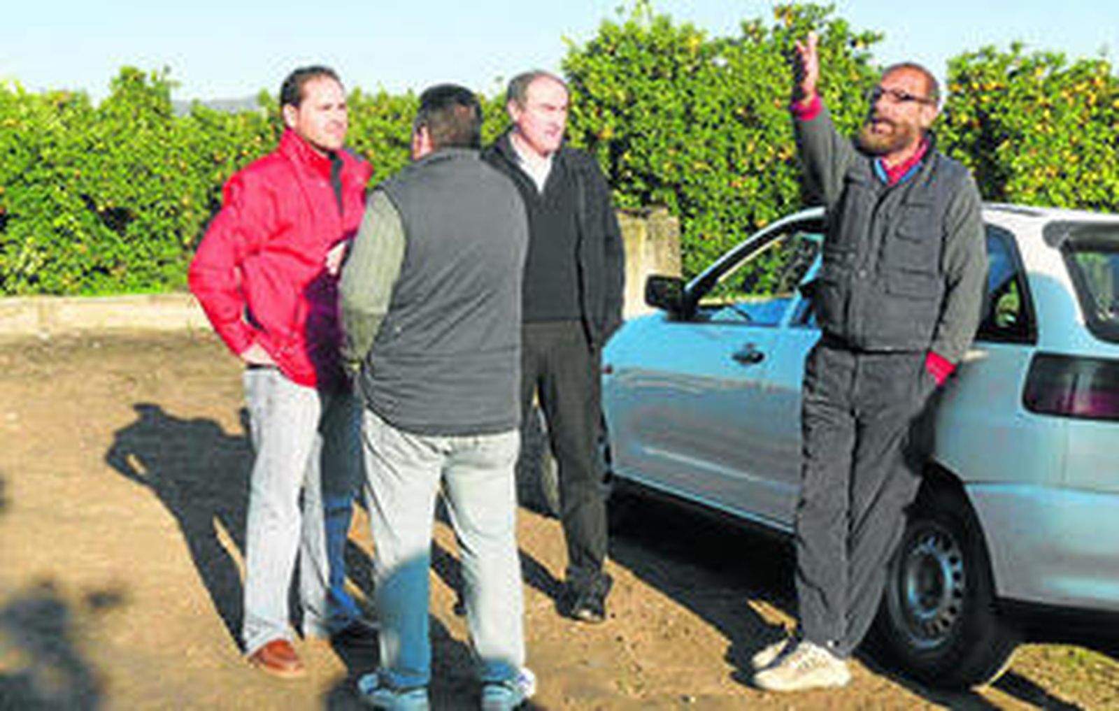 Ruiz Almenara y Romero dialogan con algunos de los jornaleros readmitidos.