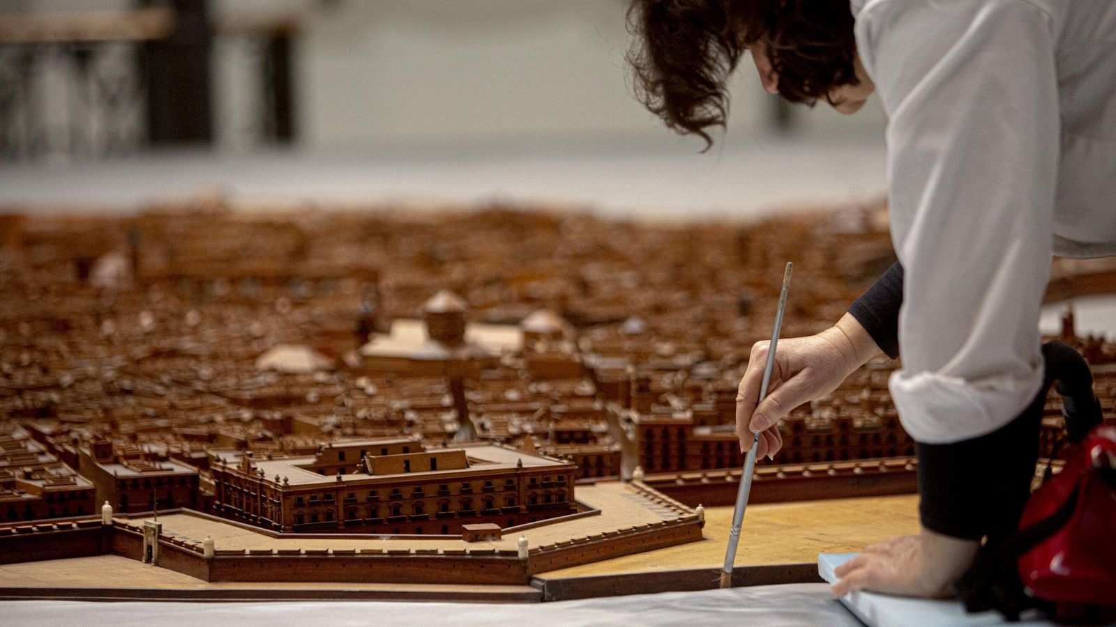 Trabajos de limpieza de la maqueta de Cádiz.