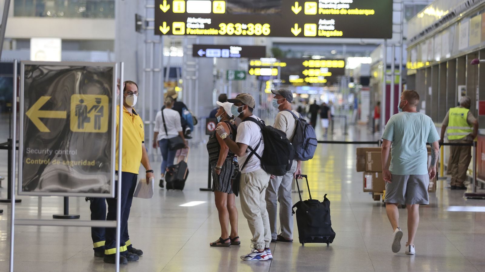 Varios turistas en el aeropuerto de Málaga.