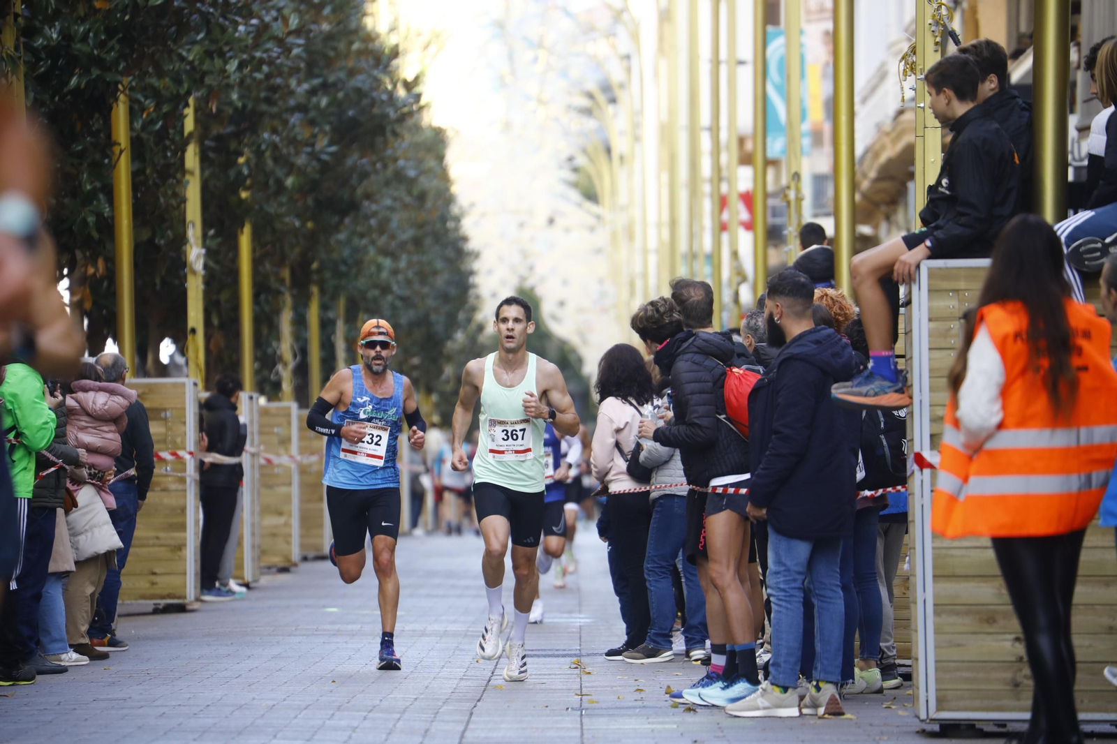 La gloria de cruzar la Puerta del Puente: las fotos de la línea de meta de la Media Maratón de Córdoba 2024