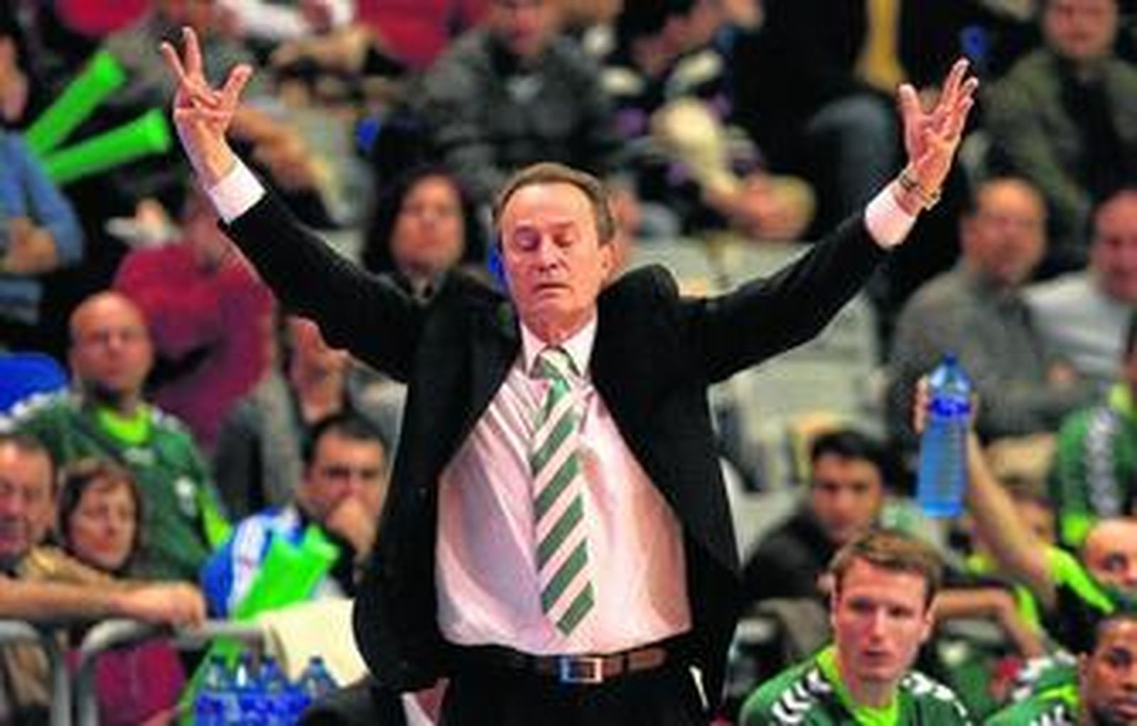 Aíto gesticula desde el banquillo cajista durante el partido de ayer.