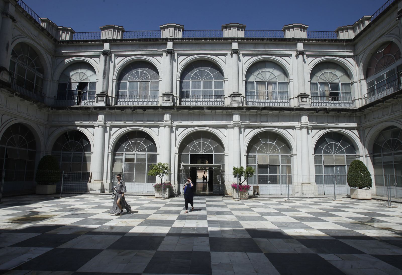 Patrimonio autoriza las obras en el patio del ajedrez del Rectorado.