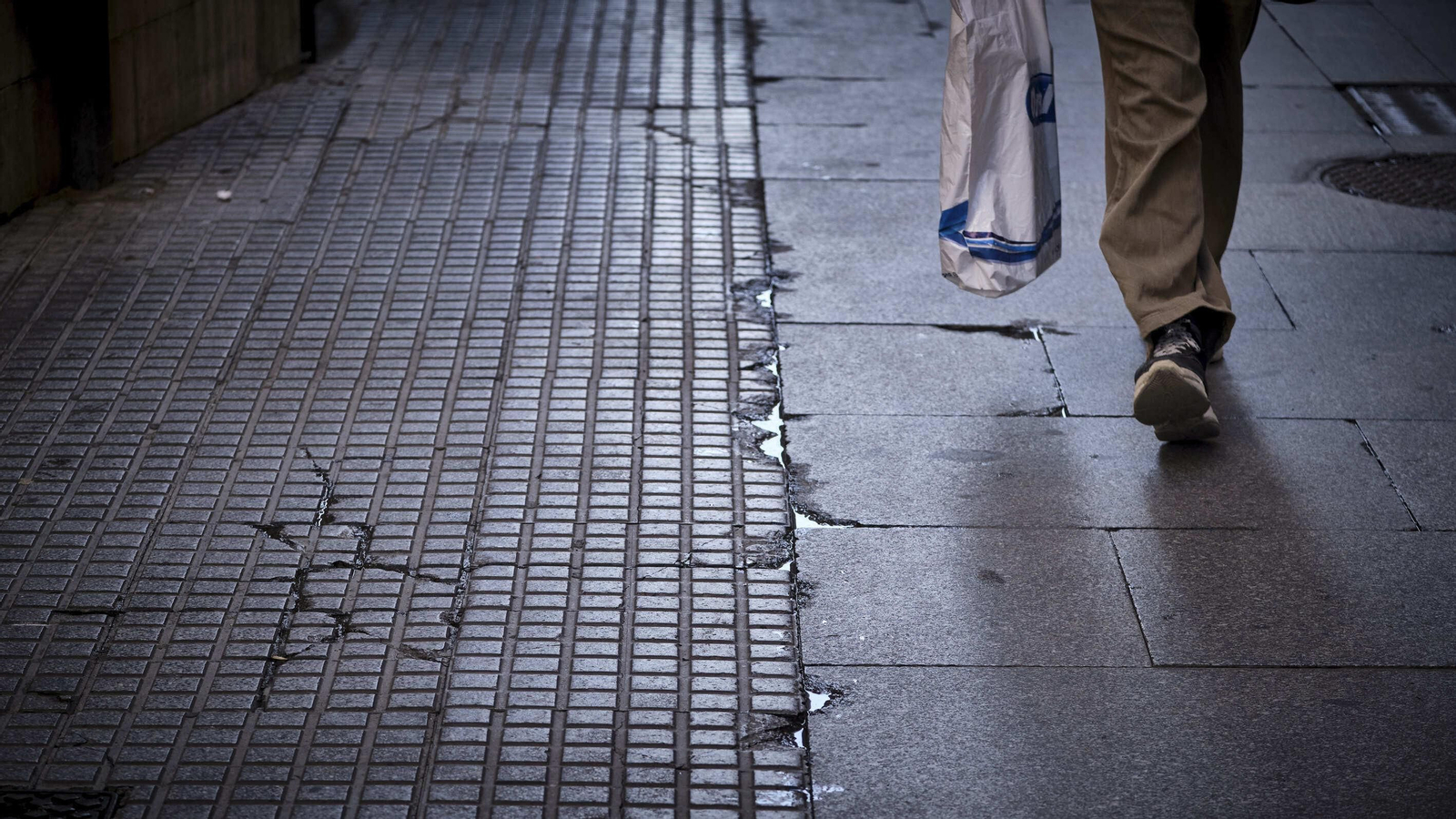 Losas rotas en la peatonal calle de San Francisco
