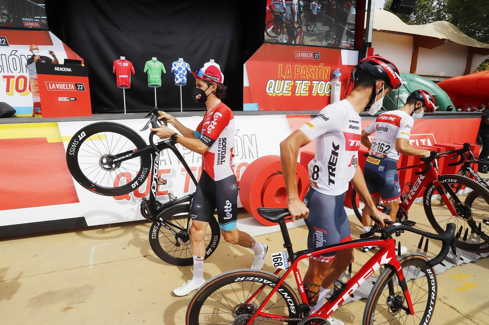 Imágenes de la Vuelta Ciclista a España en su salida desde Aracena en la 17ª etapa