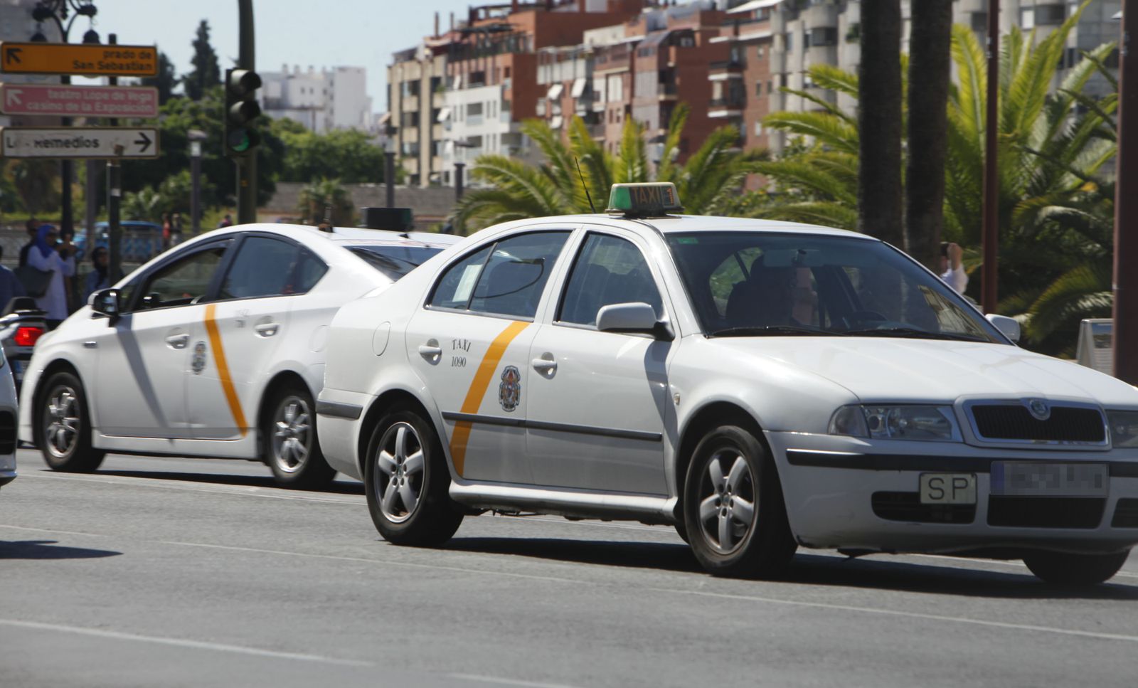 Dos taxis circulan por una calle de Sevilla.
