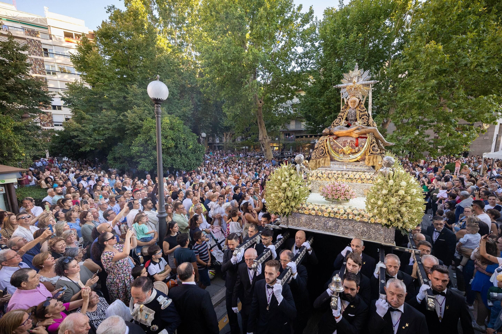 Fotos: así ha sido la procesión de la Virgen de las Angustias de Granada