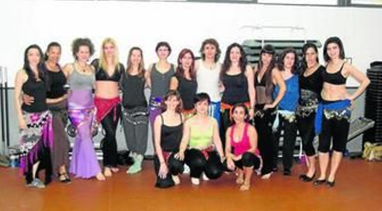 Ricardo Giner y Cristina Samaniego con un grupo de bailarinas que han participado en el curso.