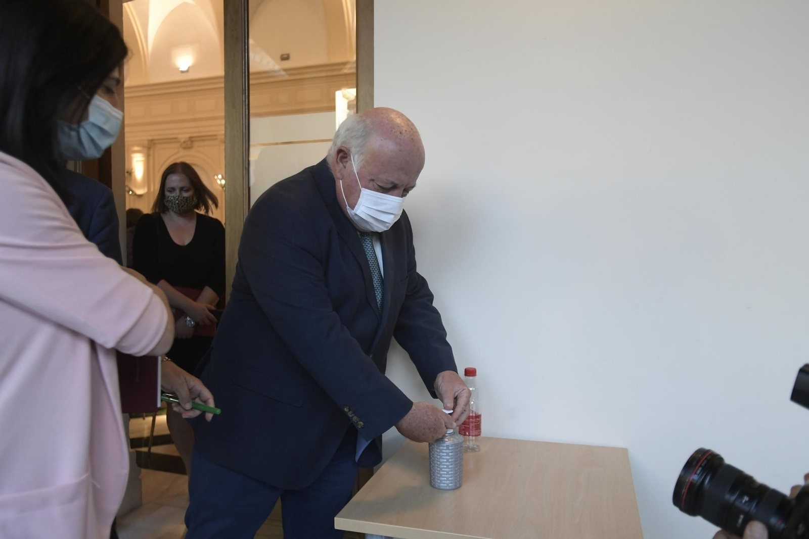 Aguirre se higinieniza las manos después de anunciar las medidas anti-Covid en Granada