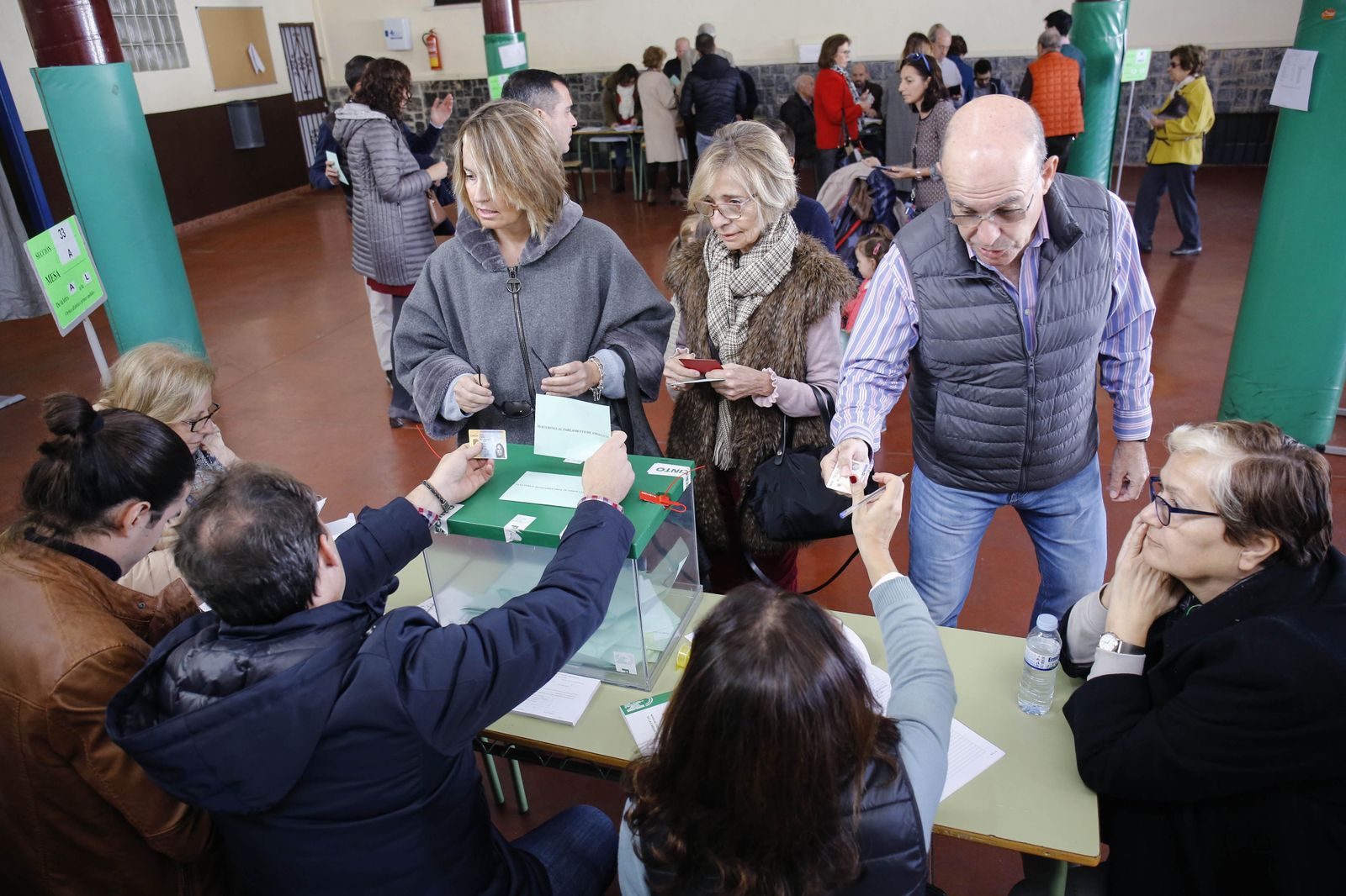 Votantes este domingo en un colegio electoral de la capital.