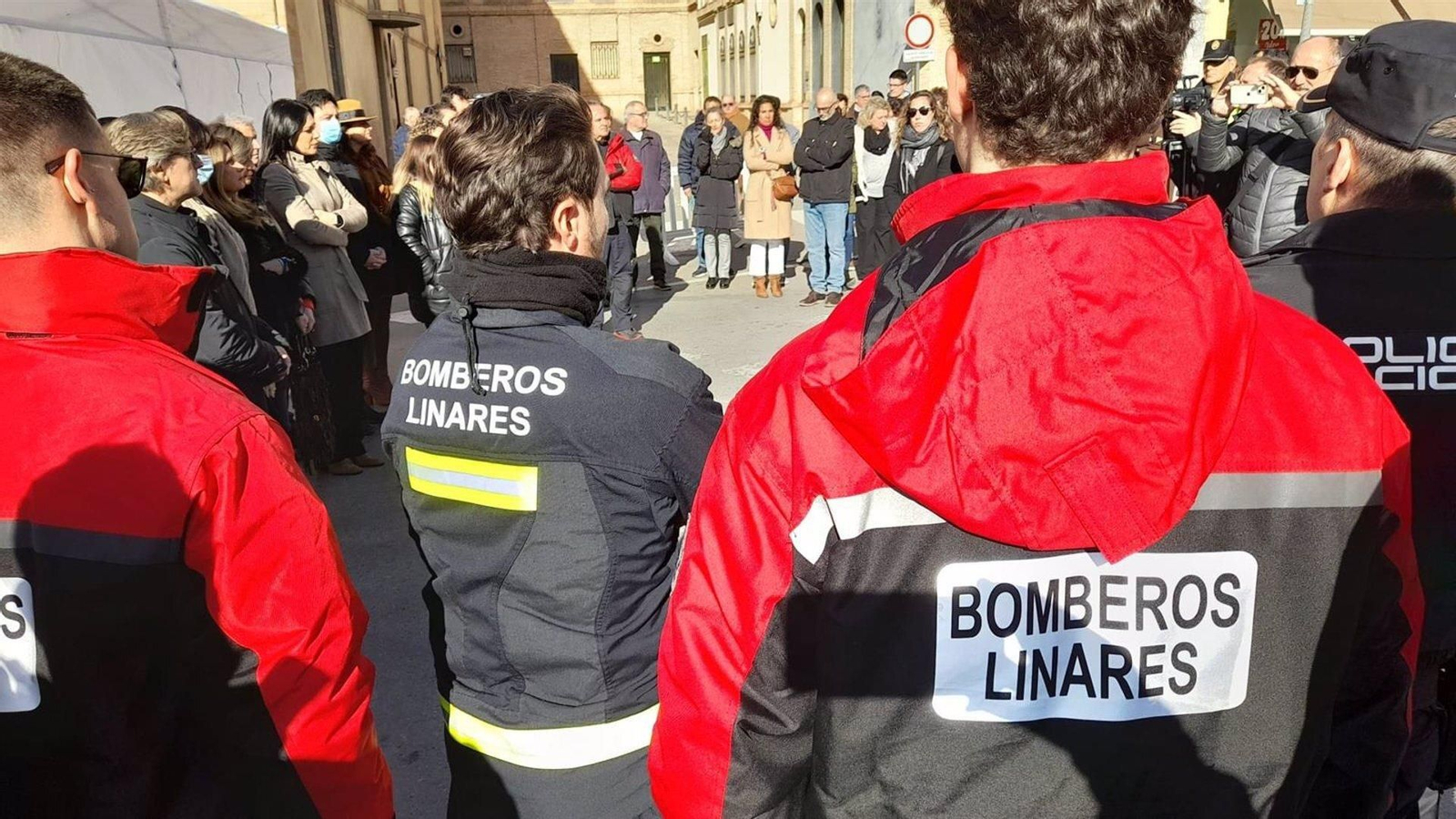 Minuto de silencio en Linares por el fallecimiento de las tres personas en Año Nuevo.