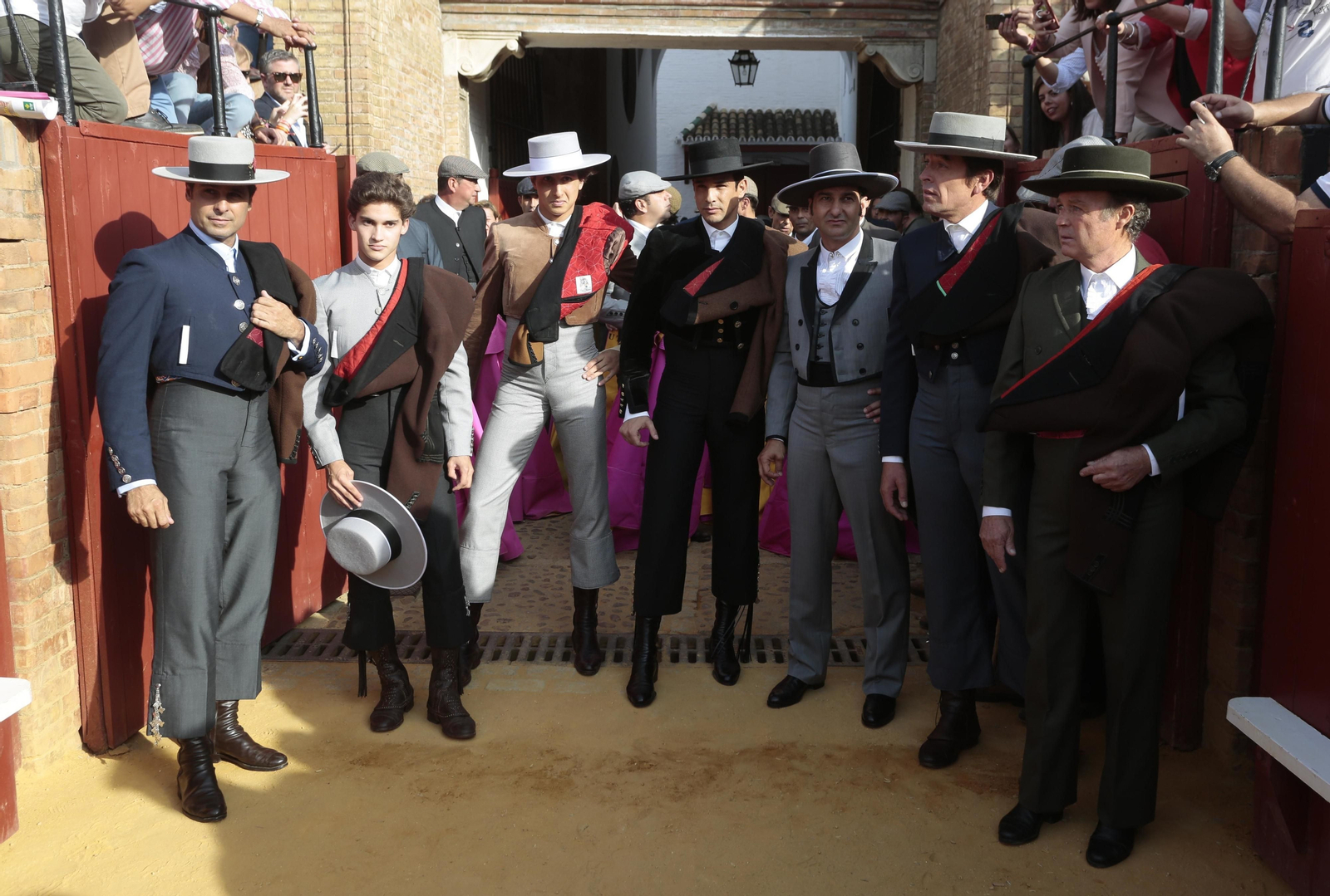 Paquirri, Manolo Vázquez, Roca Rey, Manzanares, Morante de la Puebla, Eduardo Dávila Miura y Pepe Luis Vázquez, antes de iniciarse el paseíllo.