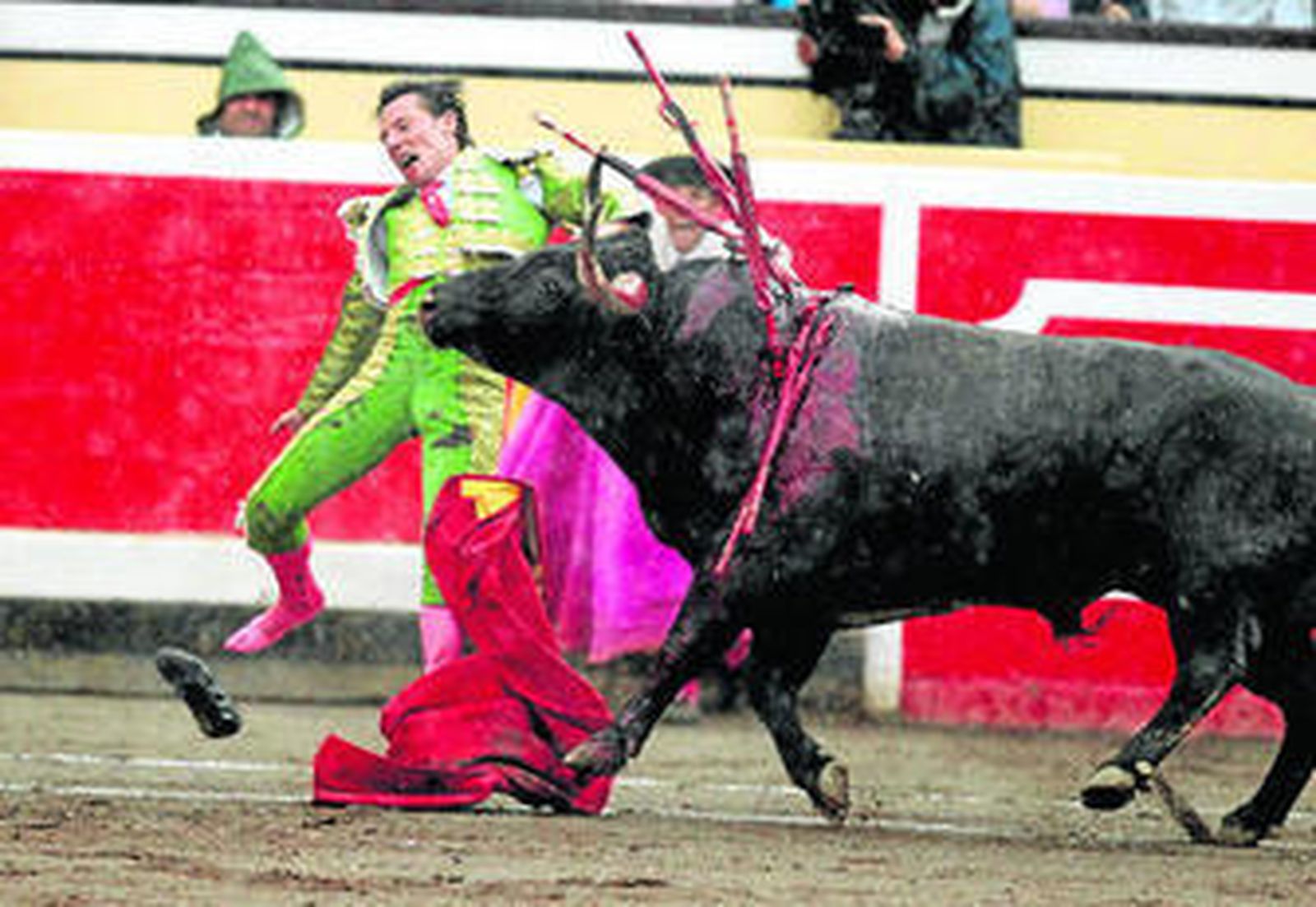 Diego Urdiales, cogido sin mayores consecuencias por su segundo toro en Bilbao.