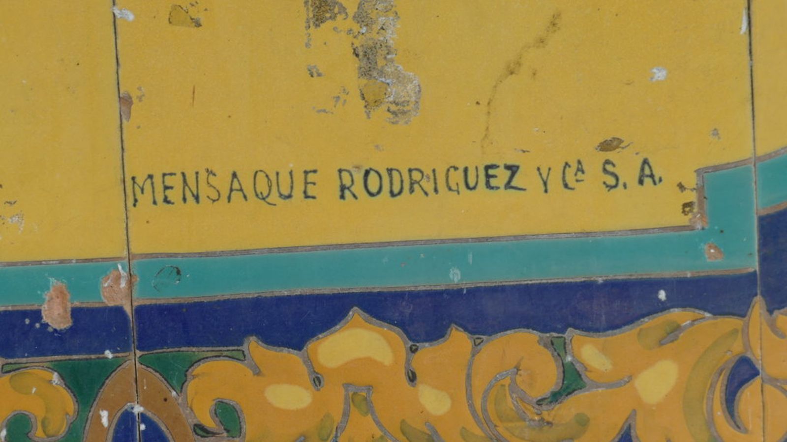 Detalle de la firma de la cerámica.