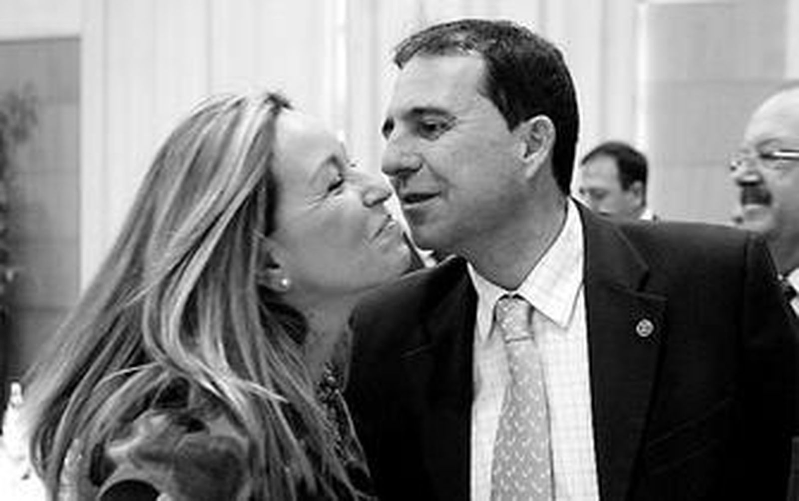 Jiménez saluda al portavoz municipal del PSOE, Rafael Fuentes.