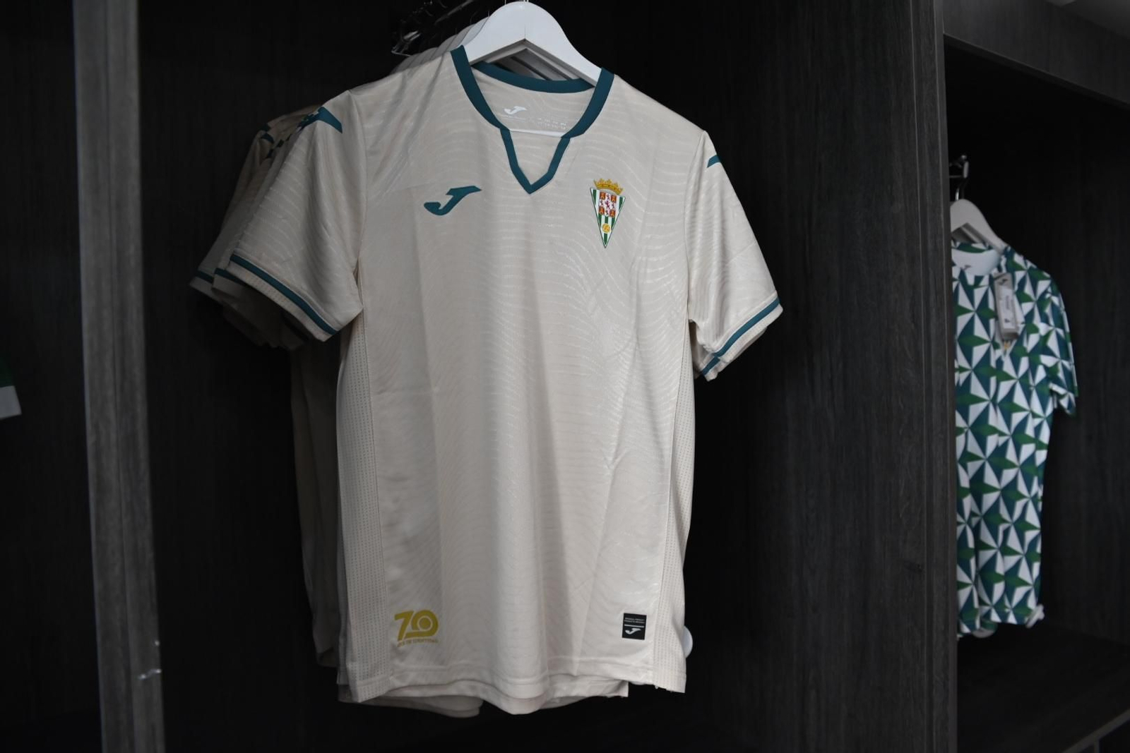 Las mejores imágenes de la venta de las nuevas camisetas del Córdoba CF