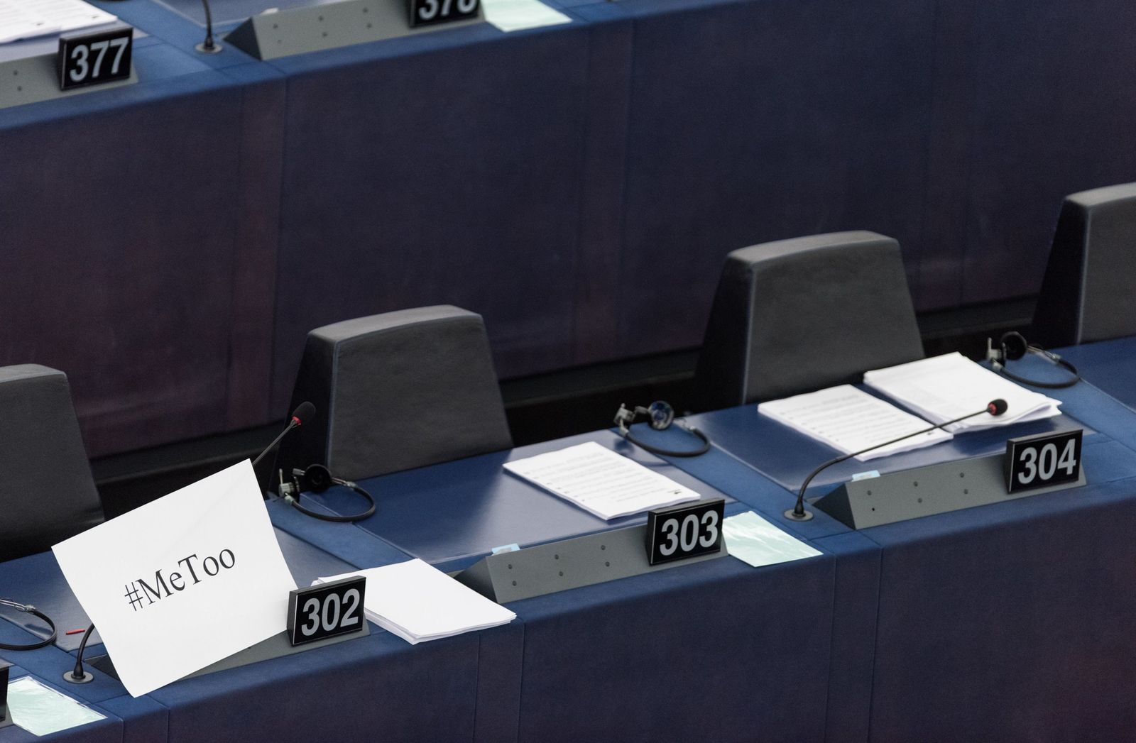 Un cartel con la etiqueta #MeToo en la sede del Parlamento Europeo en Estrasburgo.