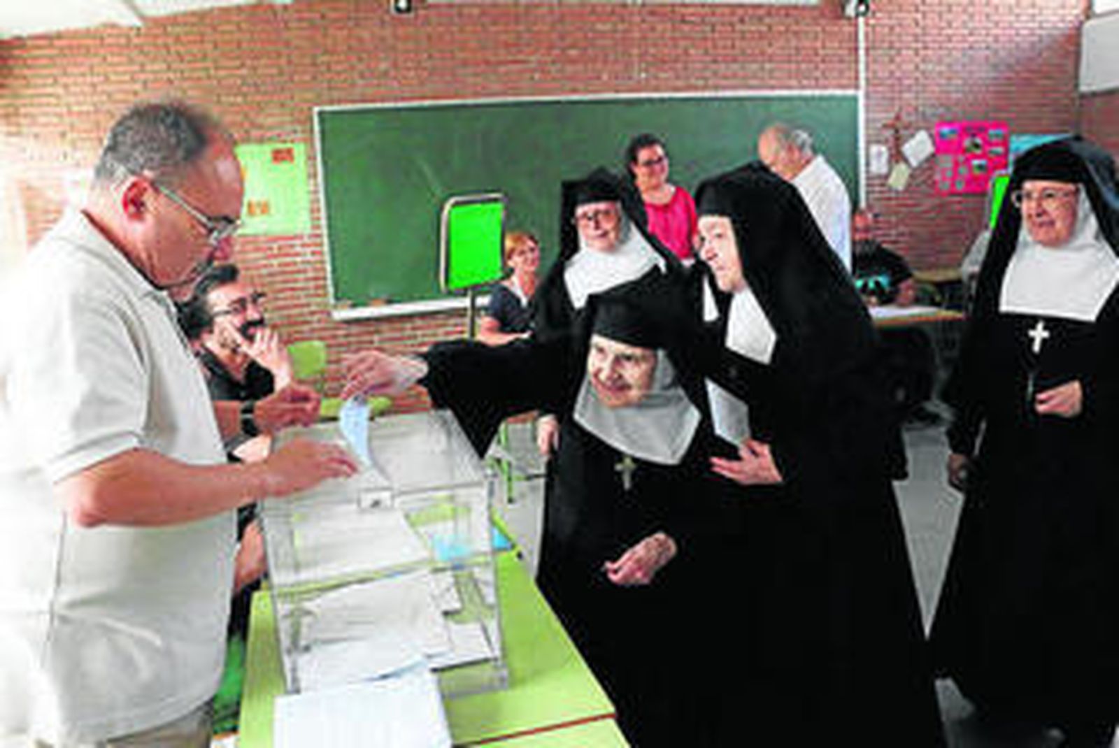 Unas monjas votan en el colegio Bética Mudarra.
