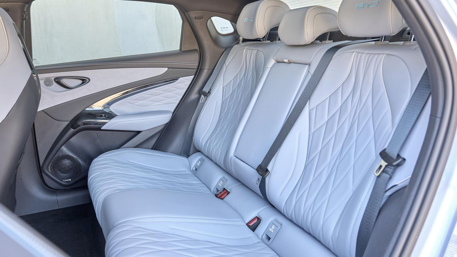 El espacio longitudinal es la mejor cota del Seal, seguida de la anchura y altura. Atrás dos adultos de buen tamaño van a ir a sus anchas.