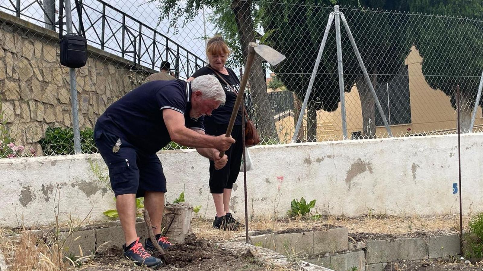 Vecinos del polígono del Valle trabajando una de las parcelas asignadas. Vecinos del polígono del Valle trabajando una de las parcelas asignadas.