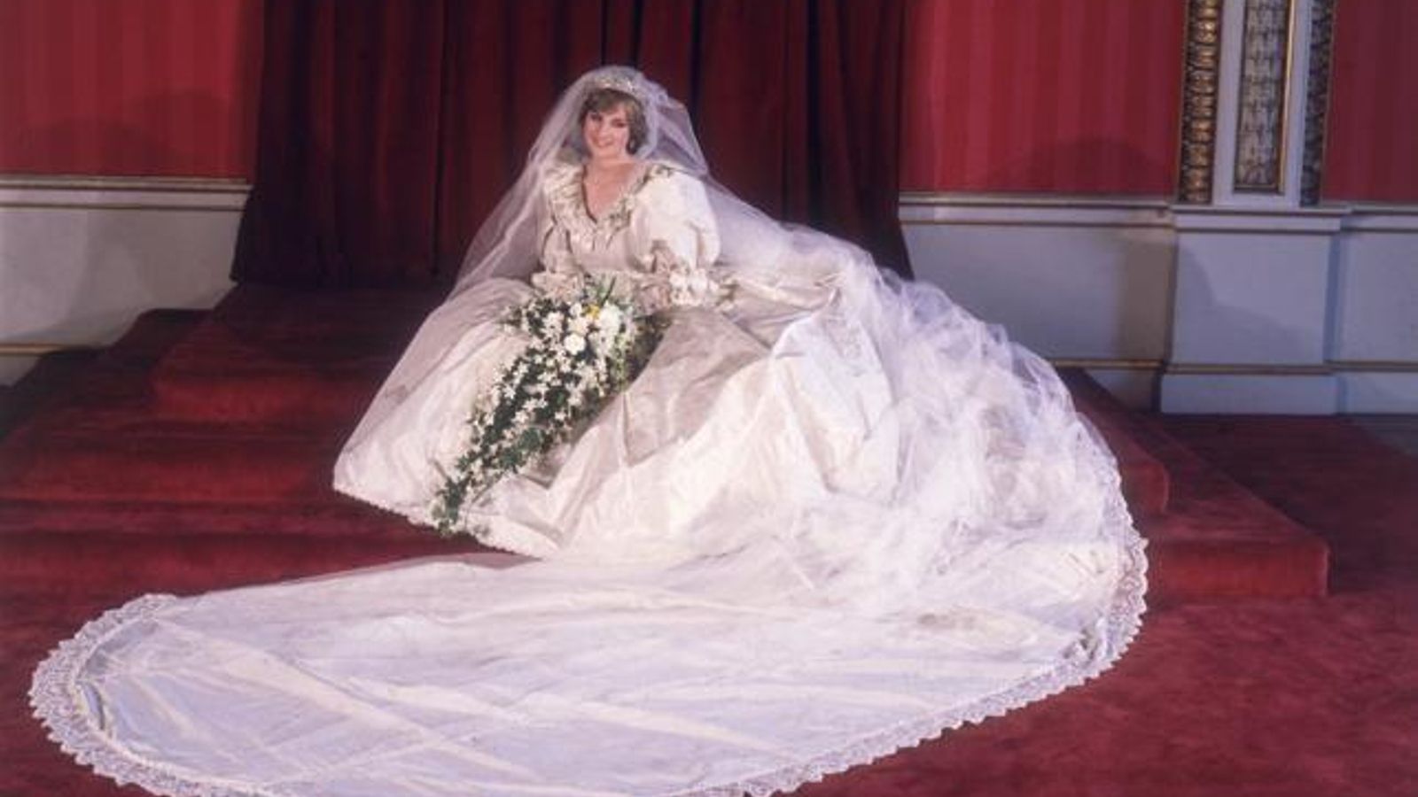 Impresionante cola de siete metros del vestido de novia de la princesa Diana.